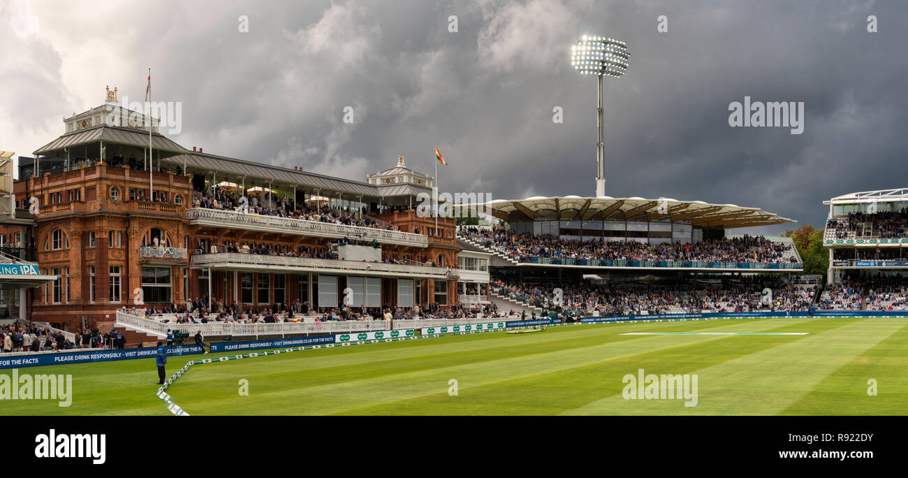 Dramatisches Panorama des Lords Cricket Grounds während einer Spielpause im England gegen Indien Test 2018. Dunkle Wolken über dem Pavillon und Warner Stand Stockfoto