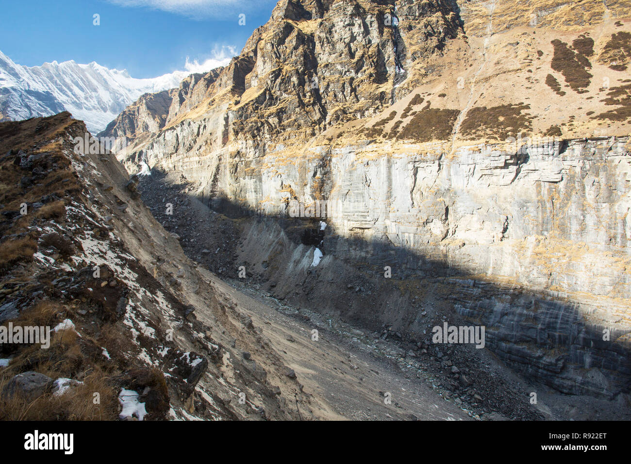 Die rasch sich zurückziehenden Gletscher im Süden Annapurna Annapurna Sanctuary, nepalesischen Himalaya. Die sich zurückziehenden Gletscher hat eine riesige leere Schlucht, die sich bis in die jüngste Zeit mit Eis gefüllt. Alle auf die Gletscher des Himalaya sind Rückzug schnell durch den Klimawandel. Die Gletscher weiden viele Asias der grössten Flüsse, daß Milliarden von Menschen auf Wasser angewiesen. Wie diese Reservoire verschwinden, wird es katastrophale Folgen für die Wasserversorgung haben. Stockfoto