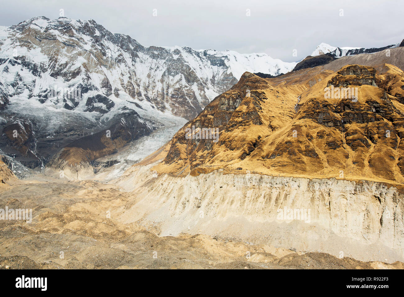 Die rasch sich zurückziehenden Gletscher im Süden Annapurna Annapurna Sanctuary, nepalesischen Himalaya. Die sich zurückziehenden Gletscher hat eine riesige leere Schlucht, die sich bis in die jüngste Zeit mit Eis gefüllt. Alle auf die Gletscher des Himalaya sind Rückzug schnell durch den Klimawandel. Die Gletscher weiden viele Asias der grössten Flüsse, daß Milliarden von Menschen auf Wasser angewiesen. Wie diese Reservoire verschwinden, wird es katastrophale Folgen für die Wasserversorgung haben. Stockfoto