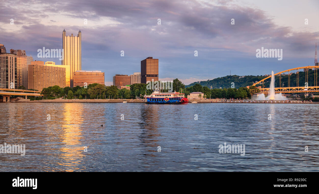 Blick auf die Skyline von Pittsburgh und Point State Park aus dem Ohio River Stockfoto