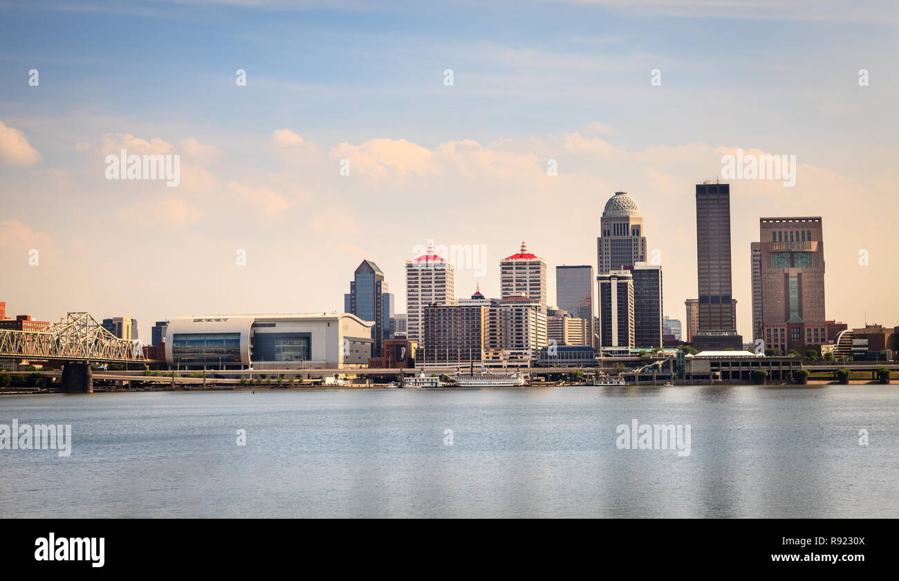 Anzeigen von Louisville, Kentucky Skyline vom Ohio River Stockfoto