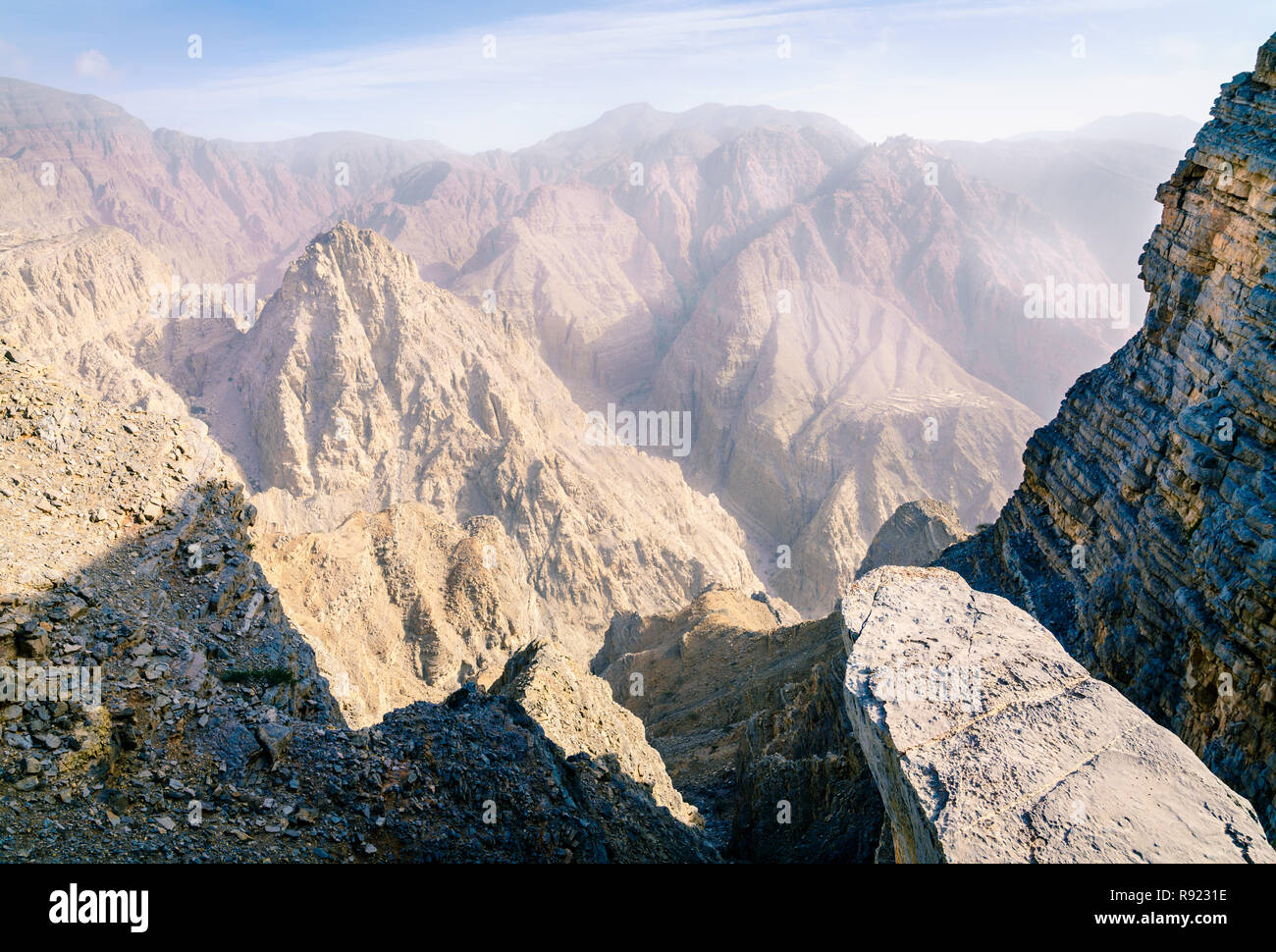 Karge Landschaft des Hajar-gebirges in Ras Al Khaimah, VAE Stockfoto