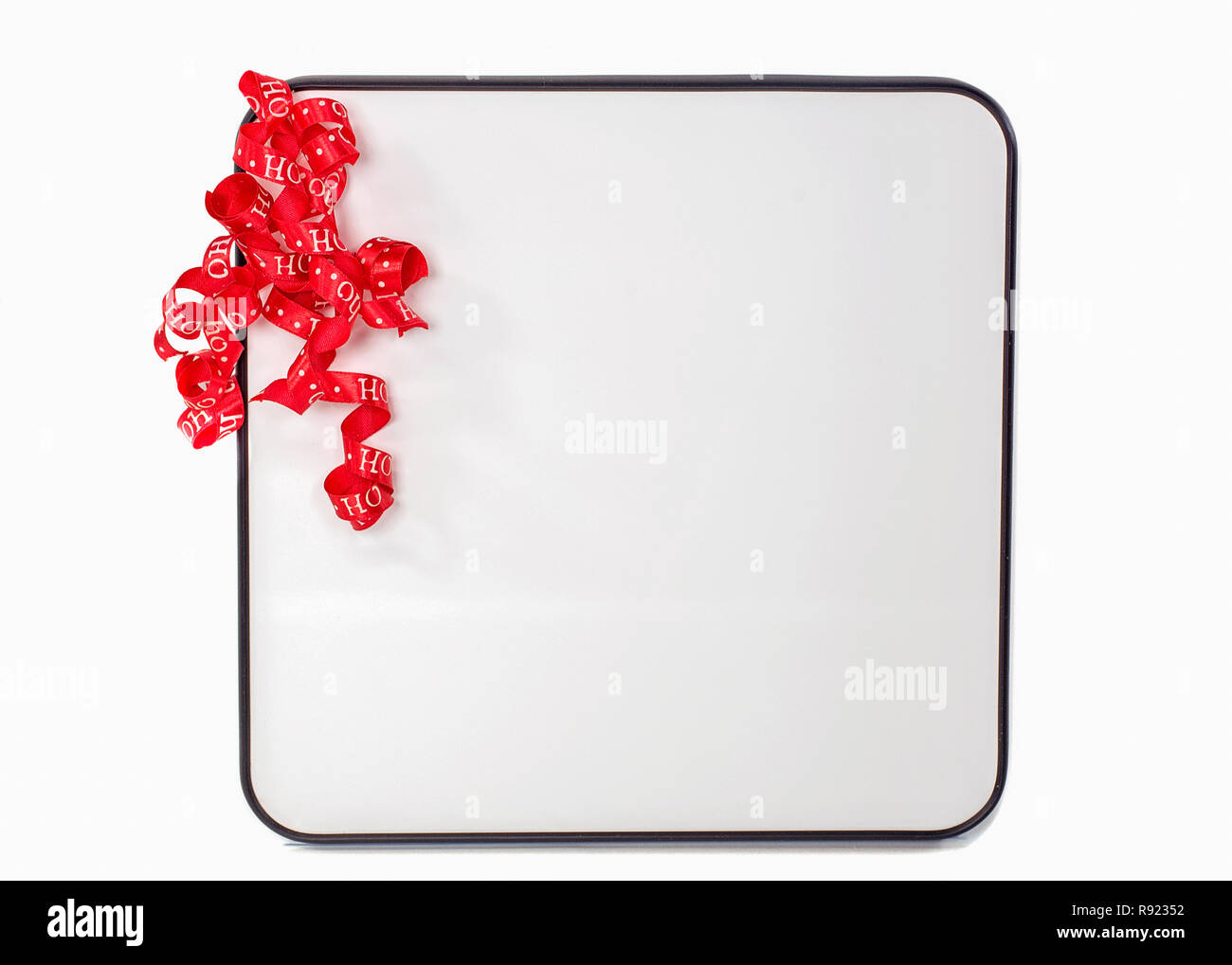 Curly red christmas Band auf leere weiße trockenes Brett auf weißem Hintergrund löschen Stockfoto