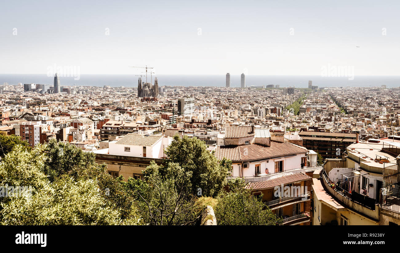 Blick auf die Skyline von Barcelona und der Mittelmeerküste Stockfoto