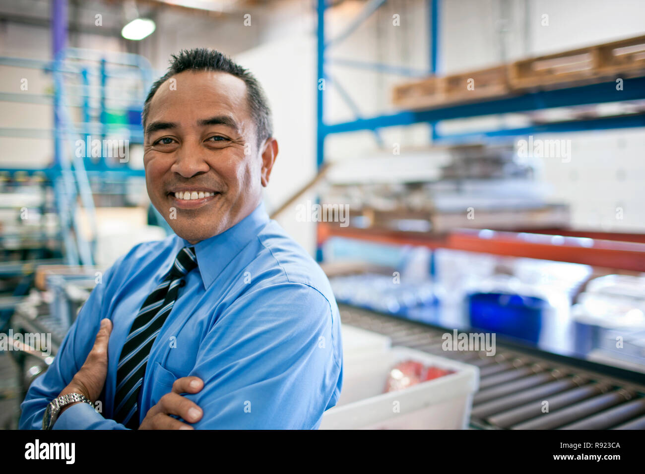 Mann bei der Arbeit im Lager. Stockfoto