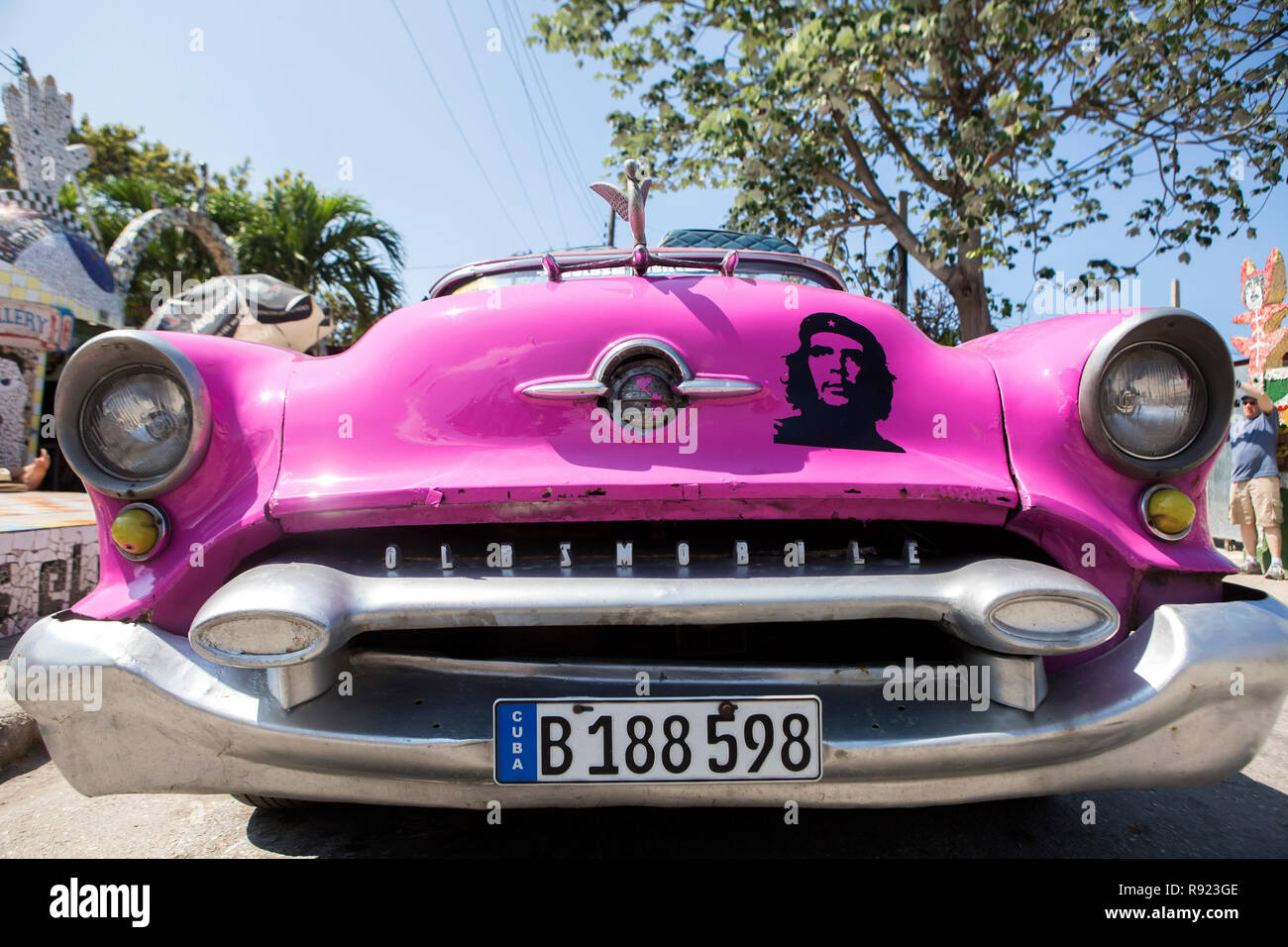 Vor leuchtend rosa Oldtimer, Havanna, Kuba Stockfoto