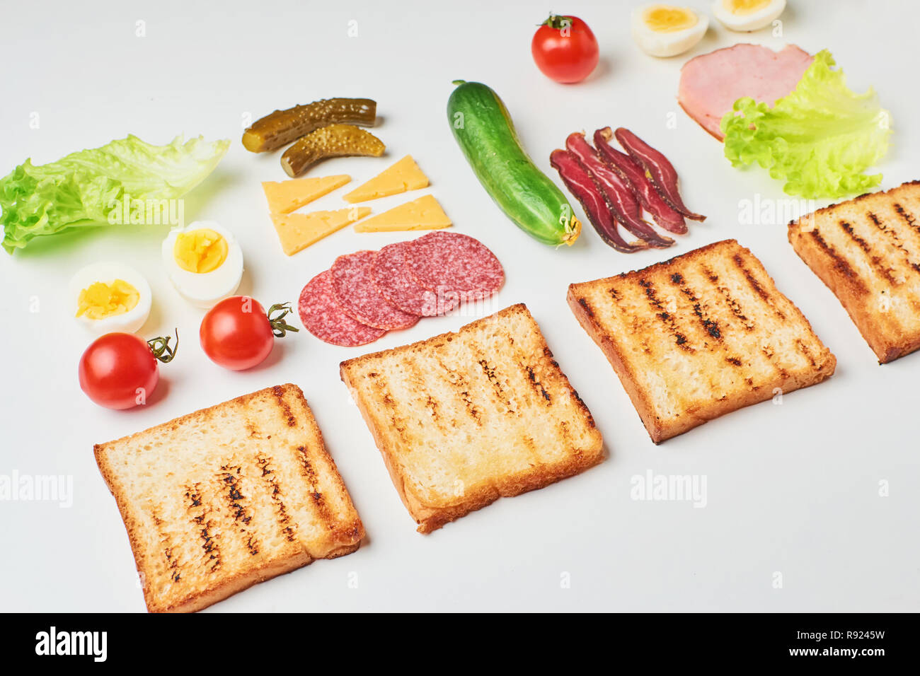 Sandwich Zutaten auf weißem Hintergrund, Ansicht von oben Stockfoto