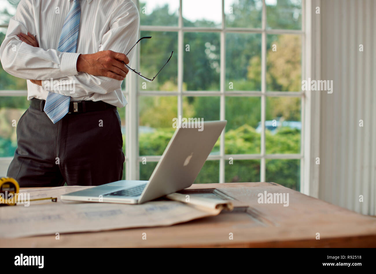 Unternehmer stehen vor Ort mit verschränkten Armen. Stockfoto