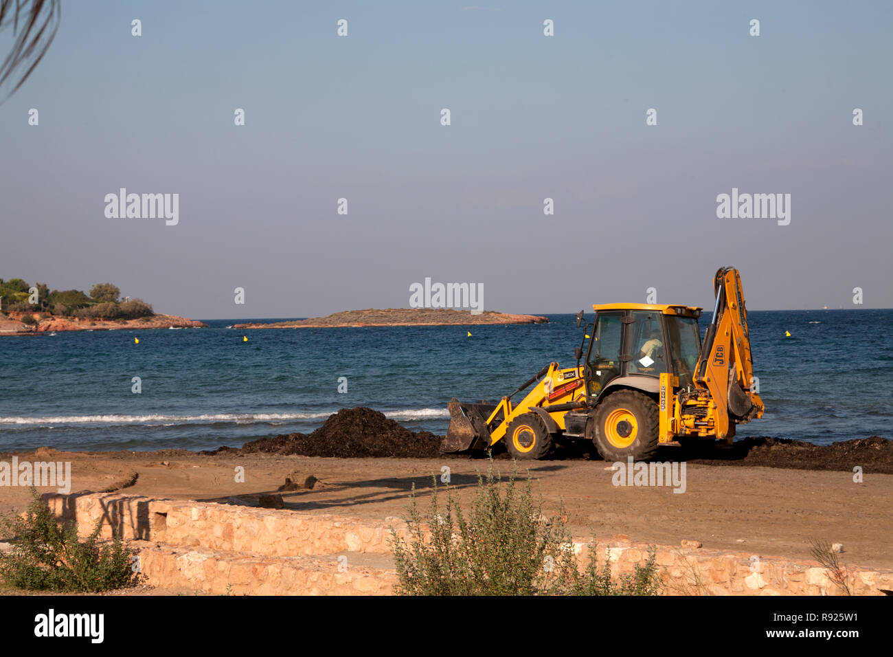 Jcb mechanische digger Clearing kavouri Strand von Vouliagmeni Athens Attica Griechenland Stockfoto