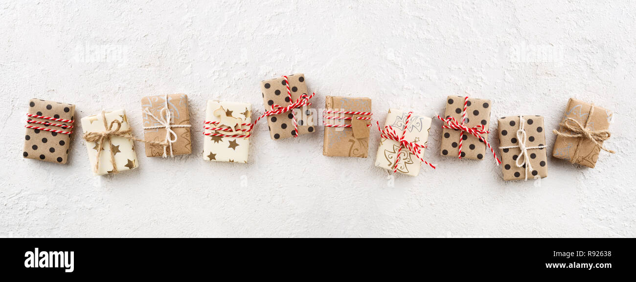 Weihnachten Banner mit geschmückten Geschenkboxen auf weißem Hintergrund. Urlaub Verpackung, Kopieren, flach. Stockfoto