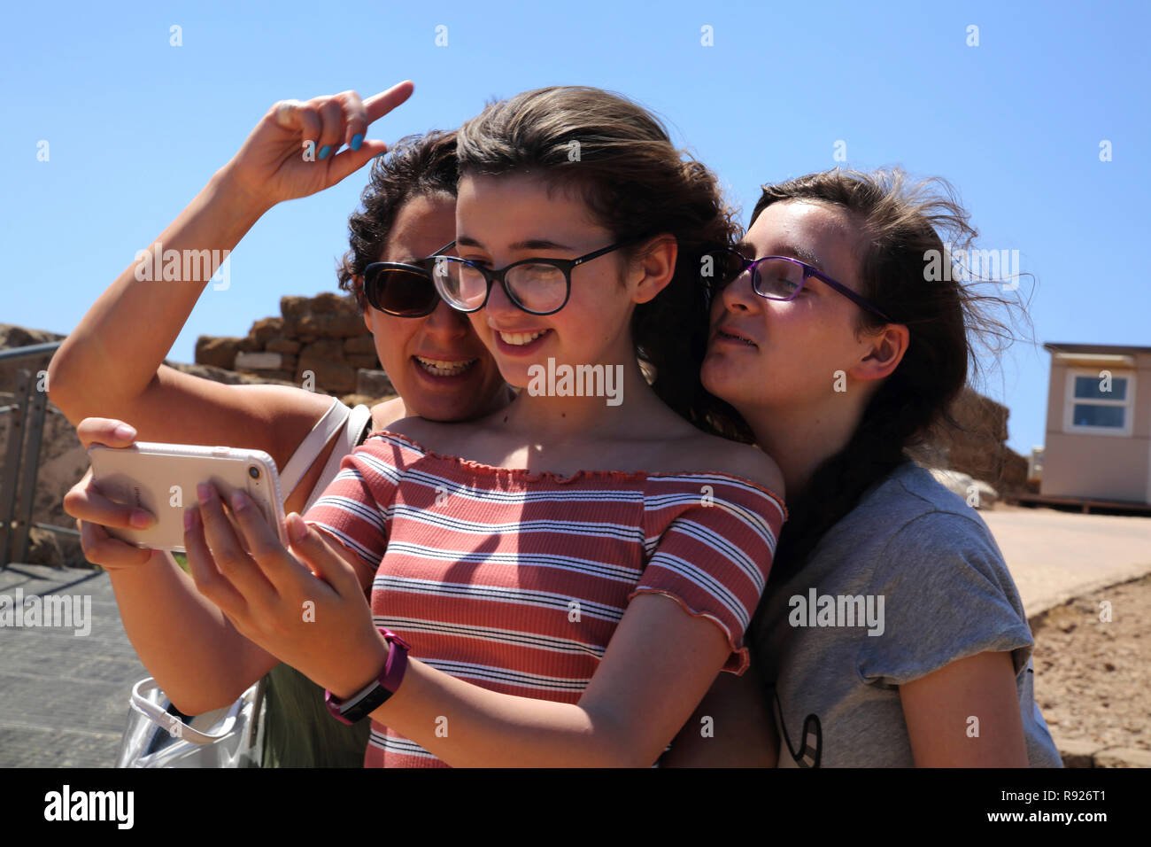 Attika Griechenland Kap Sounion Mutter und Töchter nehmen Selfie mit Smartphone Stockfoto