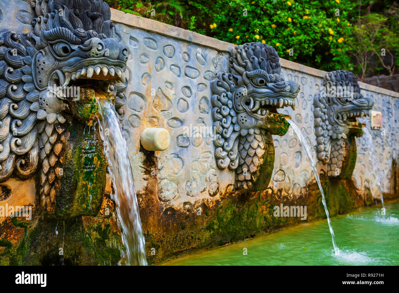 Thermalbad mit Schwefel Mineralwasser in Natural Hot Spring Resort Banjar. Beliebter Ort für Tag Tour auf Familienurlaub. Reiseziel auf Bali Stockfoto
