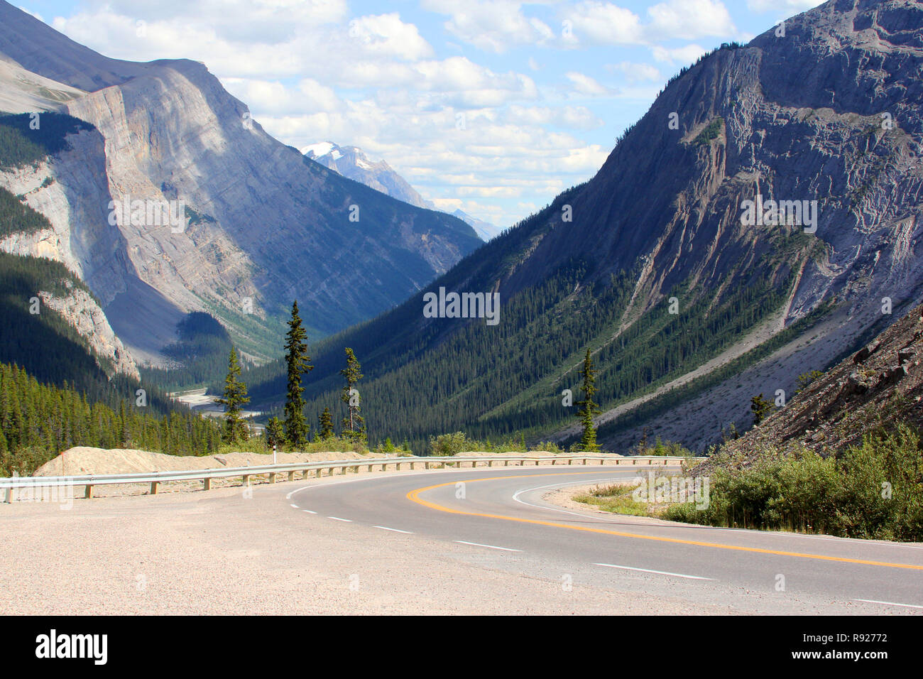 Am Straßenrand Bäche und Wasserfälle gibt es entlang dem Icefield Parkway, #93, der durch die Kanadischen Rockies zwischen Banff und Jasper läuft. Stockfoto