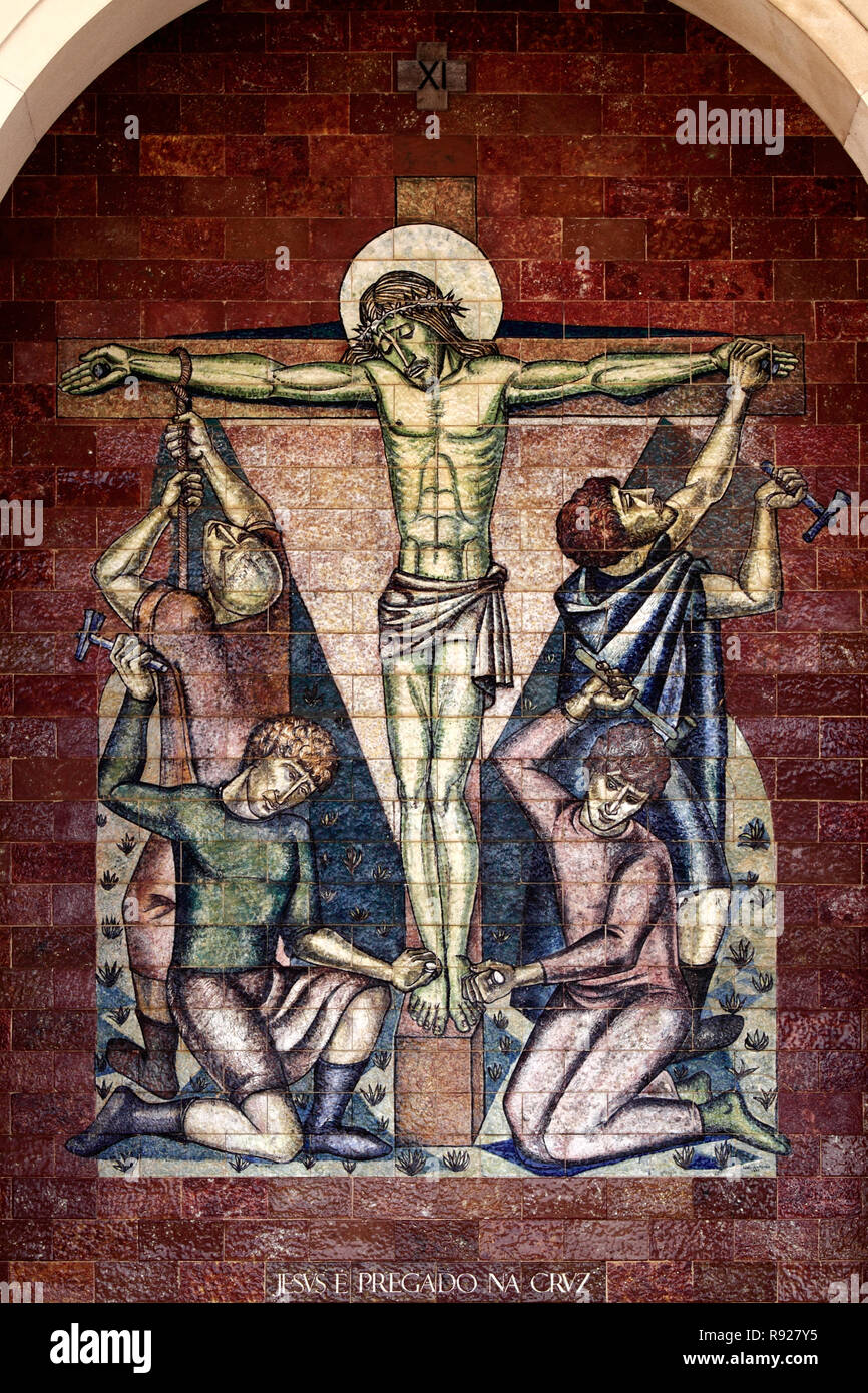 Stationen des Kreuzes: Jesus wird ans Kreuz genagelt; eine Verkleidung der portugiesischen Kacheln vor dem Heiligtum von Fatima Stockfoto