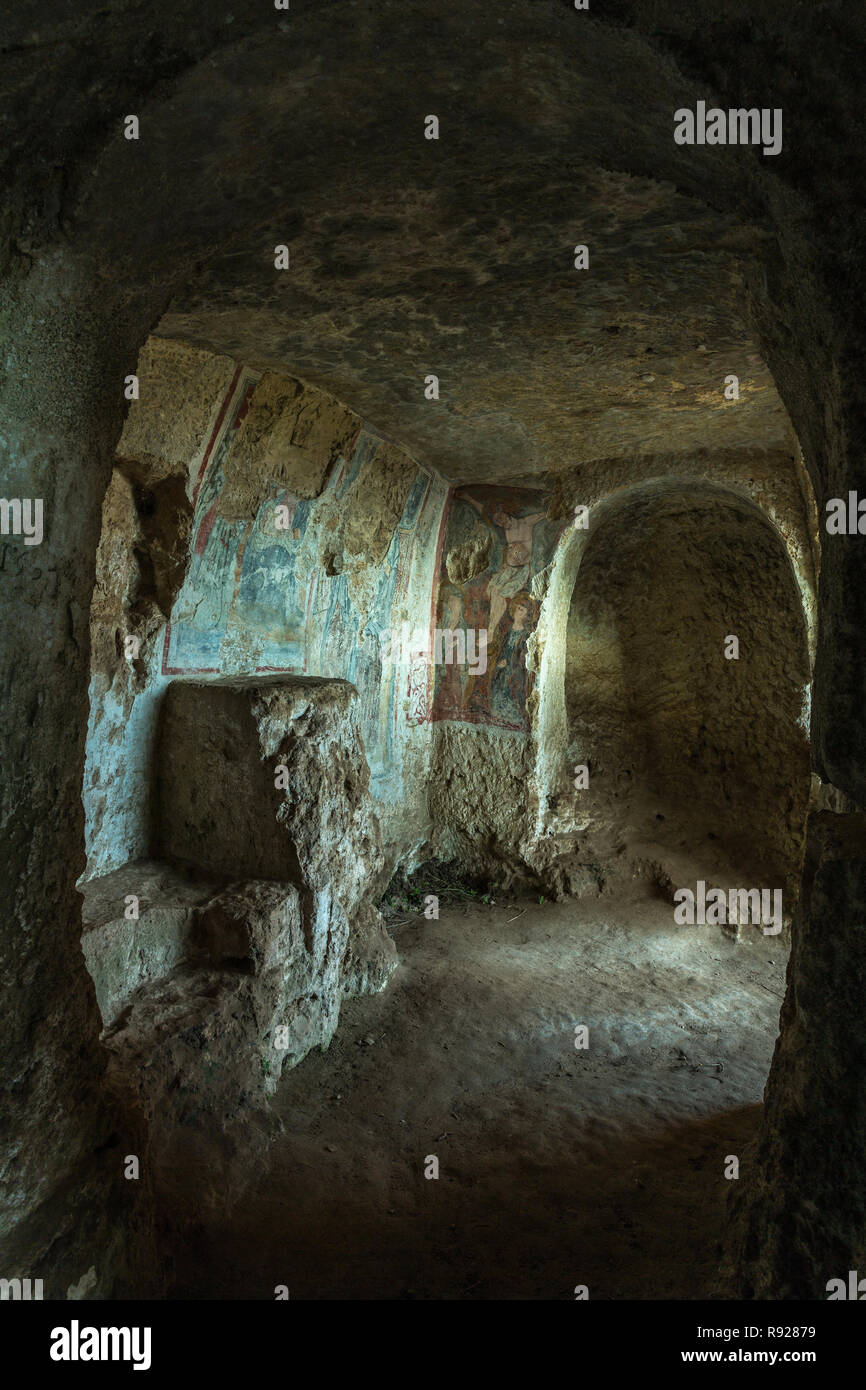 Alte Fresken in rupestrian Kirche der Madonna der drei Türen, Matera, der Europäischen Kulturhauptstadt 2019 Stockfoto