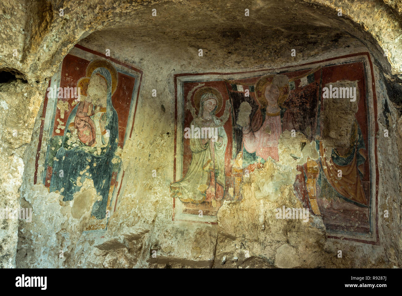 Alte Fresken in rupestrian Kirche der Madonna der drei Türen, Matera, der Europäischen Kulturhauptstadt 2019 Stockfoto