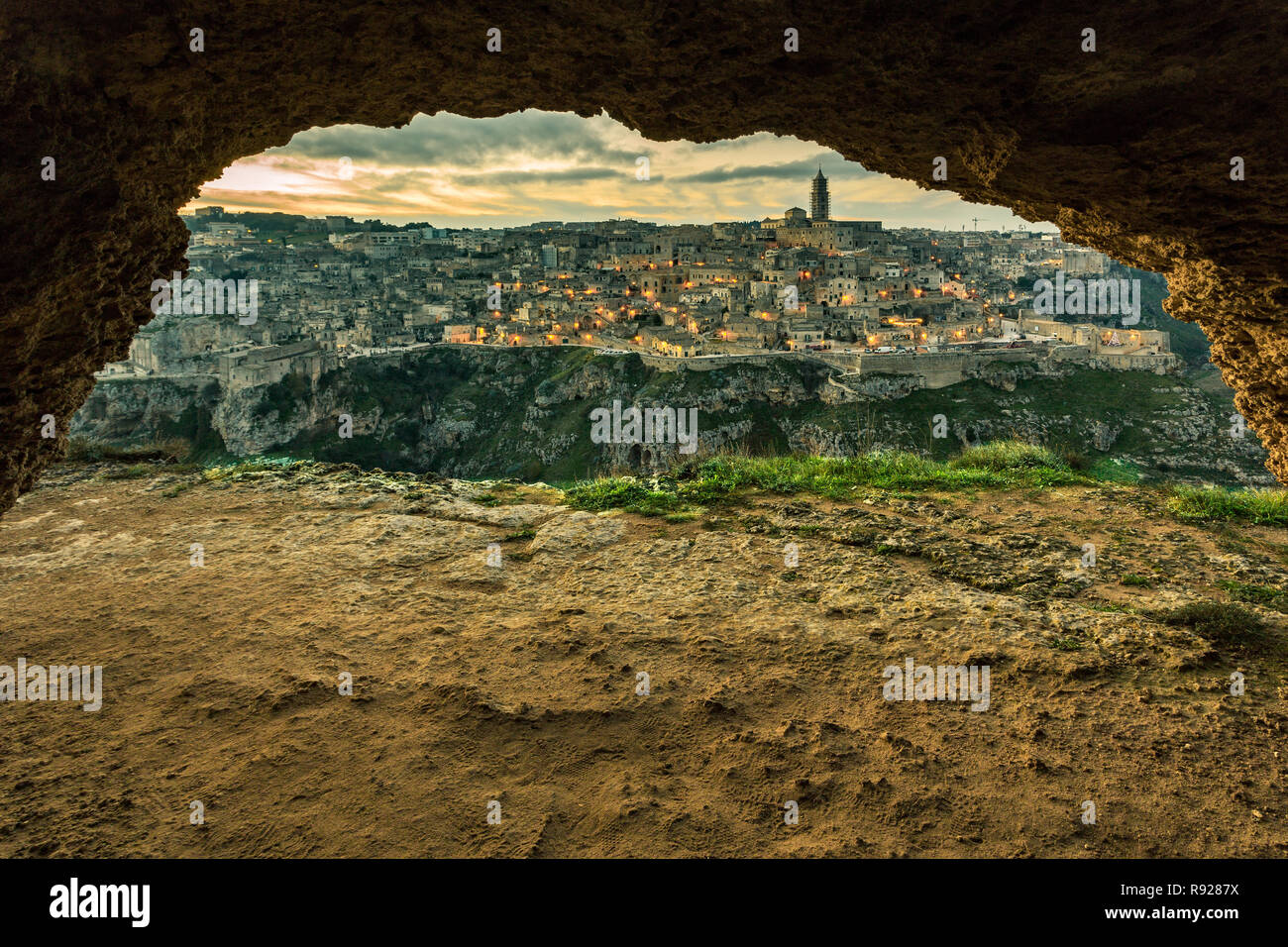 Sassi von Matera, der Europäischen Kulturhauptstadt 2019, in der Dämmerung Stockfoto