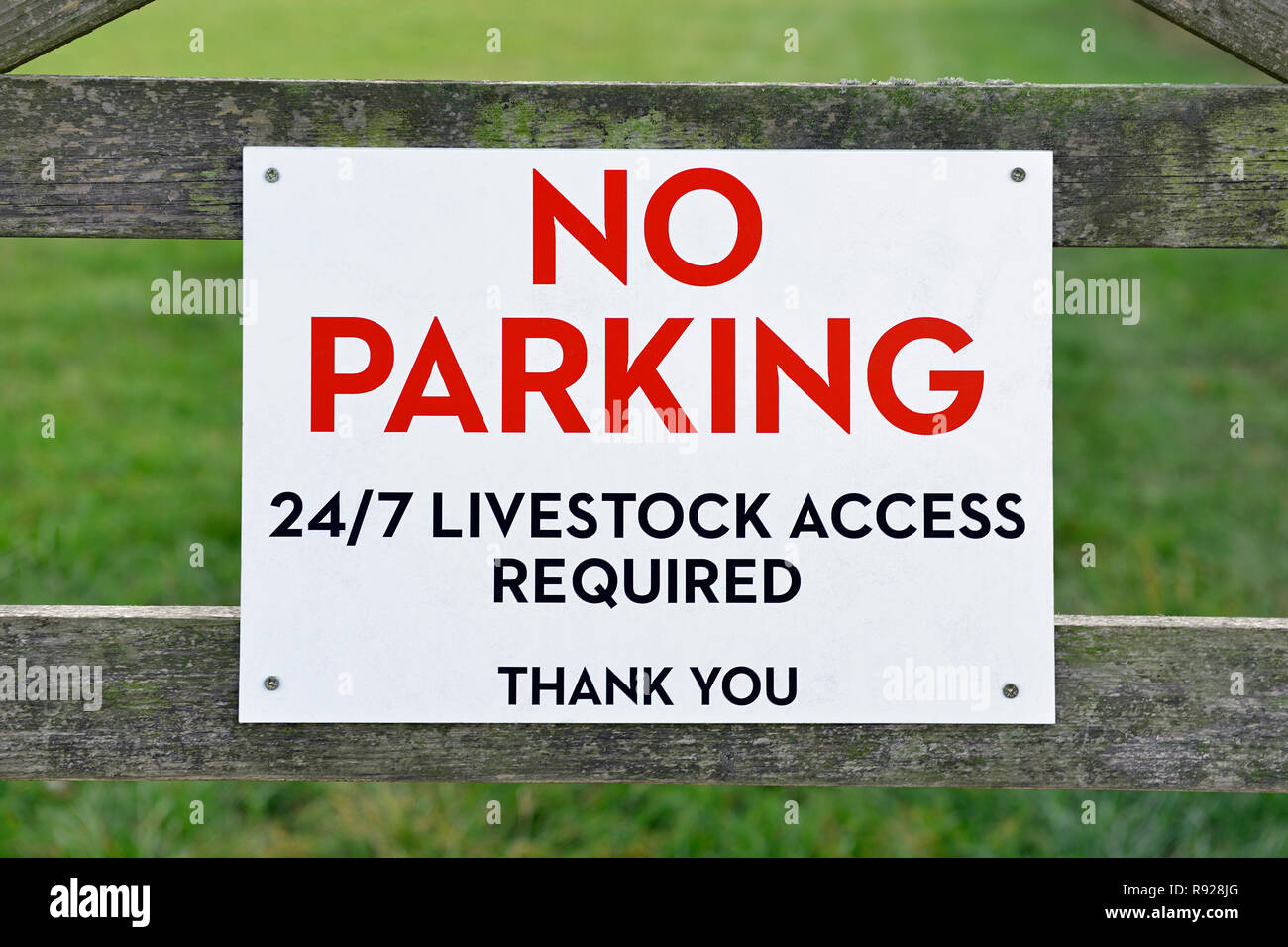 Keine Parkplätze, Viehbestand Zugang erforderlich, Zeichen auf ein Tor zu einem Feld, Oxfordshire, England, Vereinigtes Königreich Stockfoto