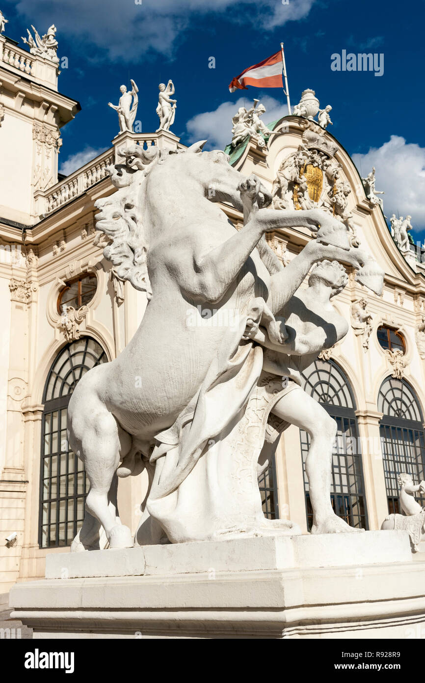 Statue von Mann und Aufzucht Pferd außerhalb des Schloss Belvedere, Wien, Österreich Stockfoto