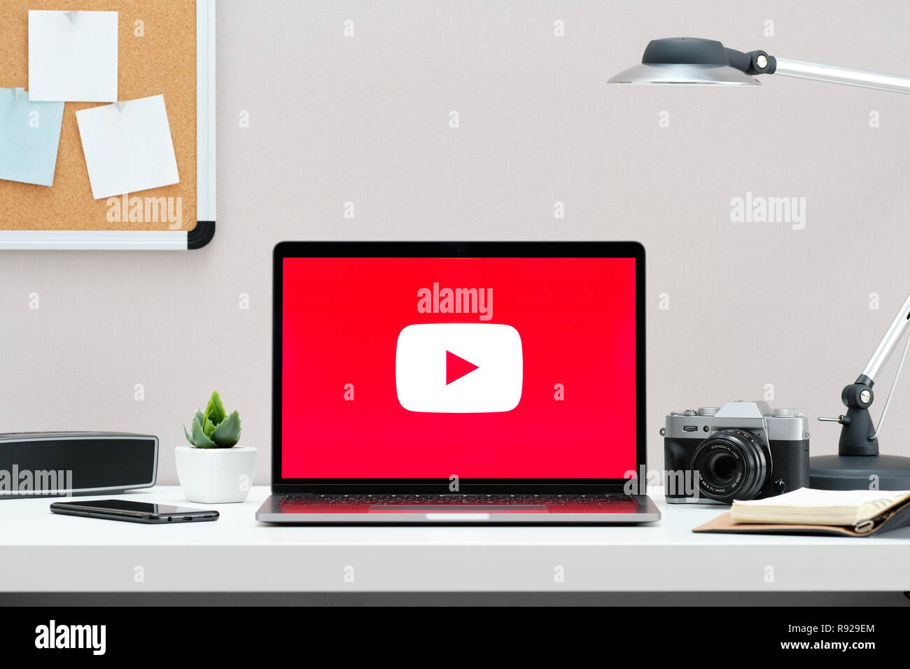 Russland, Tjumen - Dezember 18, 2018: YouTube Logo auf dem Bildschirm MacBook. YouTube ist die beliebte Video-Sharing-Website. Stockfoto