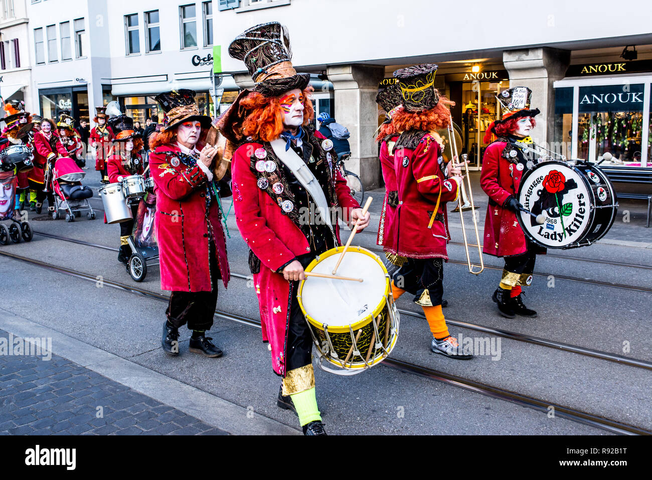 Zürich, Schweiz - März 2017: Leute marschieren und Spielen von Instrumenten in Zürich Karnevalsumzug Stockfoto