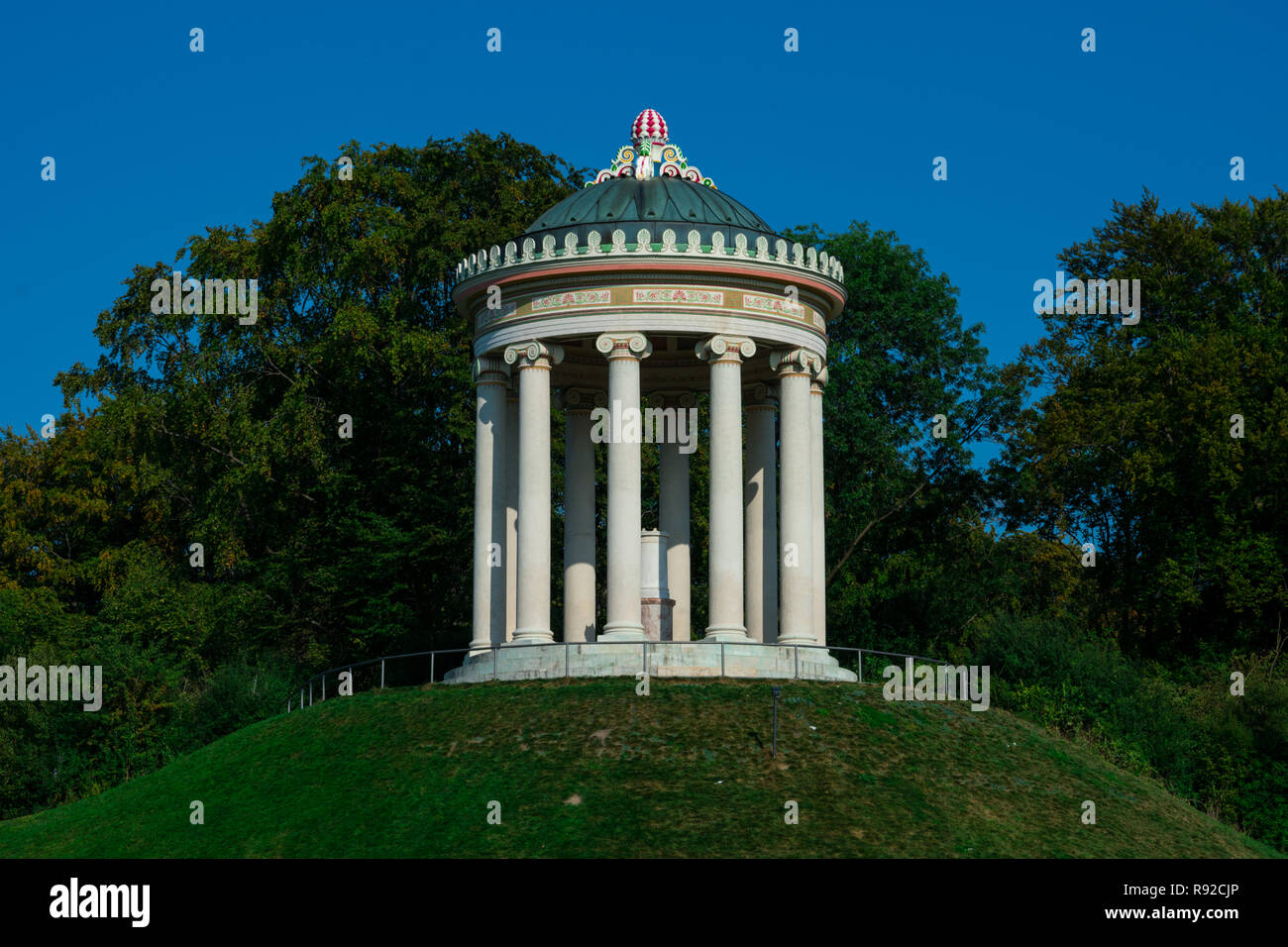 Der Monopteros Ein Im Griechischen Stil Tempel Englischer Garten