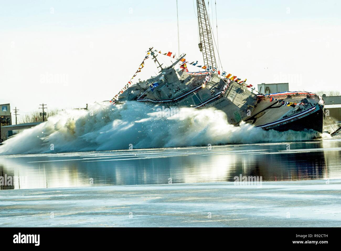 Die US-Marine Zukunft Littoral Combat Ship USS St. Louis startet seitlich in die Menominee Fluss nach der Taufe Dezember 15, 2018 in Marinette, Wisconsin. Einmal in Betrieb genommen, wird es das siebente Schiff der Name St. Louis über die Geschichte der US-Navy zu tragen. Stockfoto