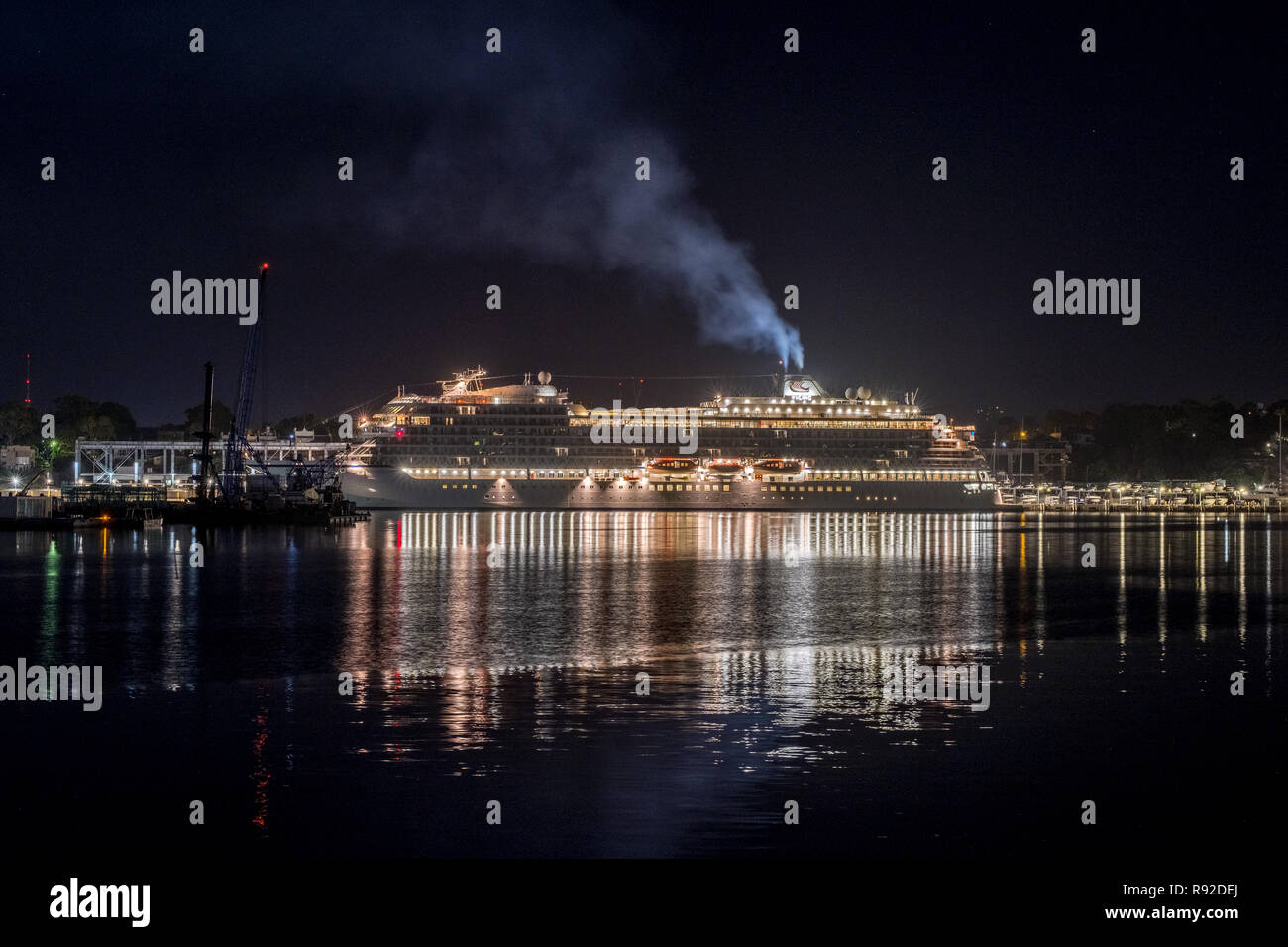 Kreuzfahrtschiffe bereitet Sydney Hafen vor der Morgendämmerung abzuweichen. Stockfoto