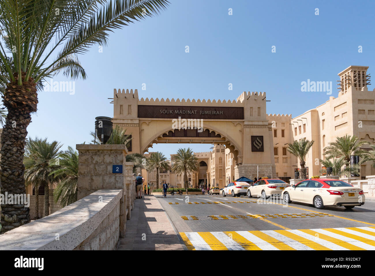 Blick auf den Eingang der Souk Madinat Jumeirah in Dubai, VAE Stockfoto