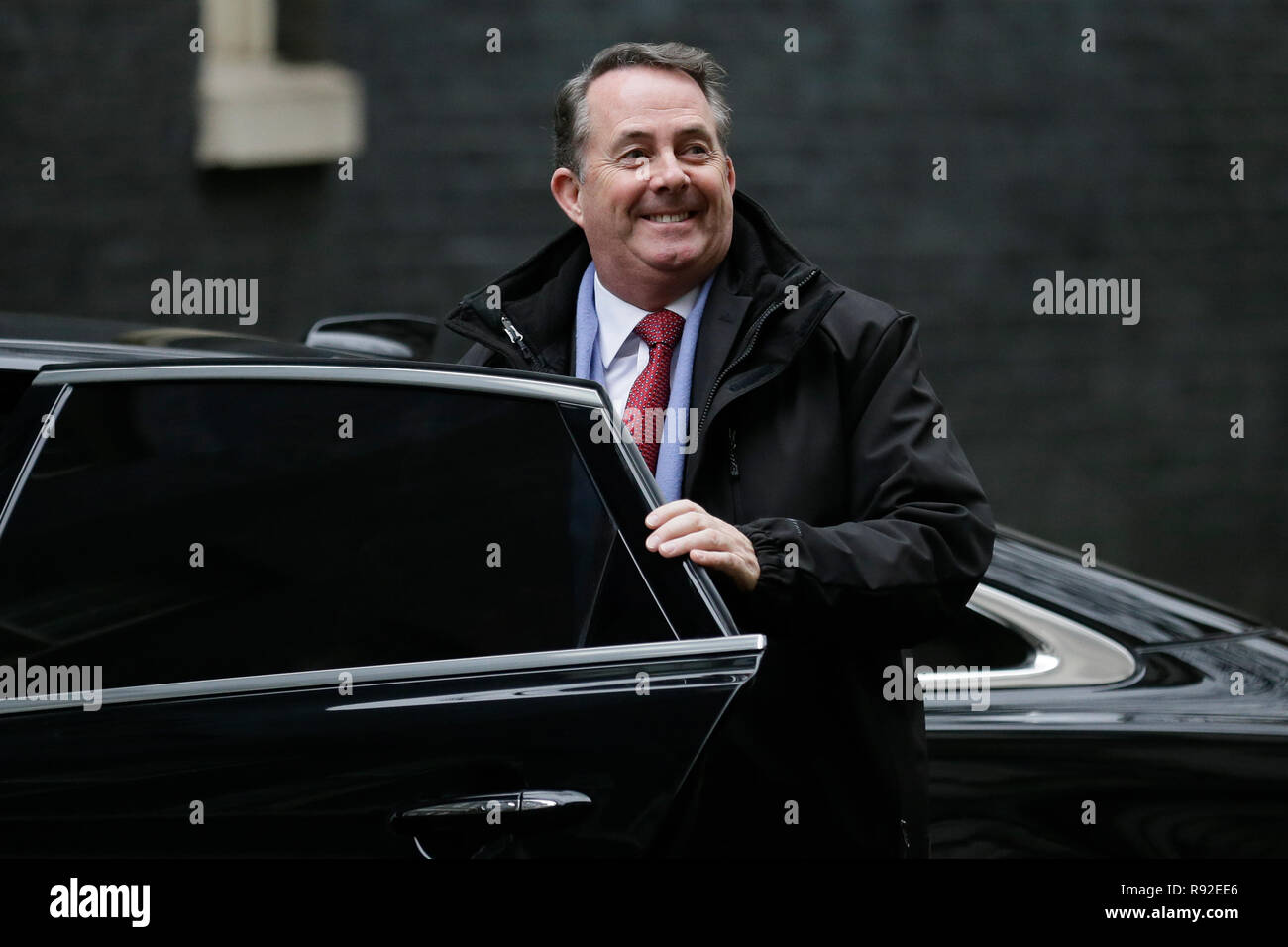 London, Großbritannien. 18 Dez, 2018. British International Trade Minister Liam Fox kommt für eine Kabinettssitzung in Downing Street 10 in London, Großbritannien, 18. Dez., 2018. Der britische Premierminister Theresa Mai angekündigt im Unterhaus Montag, daß die Mitglieder des Parlaments (MPs) auf Ihrem Brexit beschäftigen wird Mitte Abstimmung - Januar. Mai sagte, Senior Minister wird am Dienstag in der Downing Street zu besprechen, Vorbereitungen für den Fall von kein Abkommen vereinbart werden. Quelle: Tim Irland/Xinhua/Alamy leben Nachrichten Stockfoto