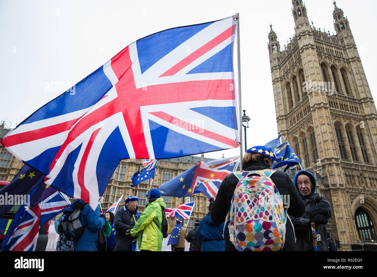 London, Großbritannien. 18. Dezember, 2018. Pro-EU-Aktivisten von sodem (Stand der Missachtung der Europäischen Bewegung) Protest gegenüber dem Parlament als Cabinet diskutieren "No Deal" Vorbereitungen. Credit: Mark Kerrison/Alamy leben Nachrichten Stockfoto