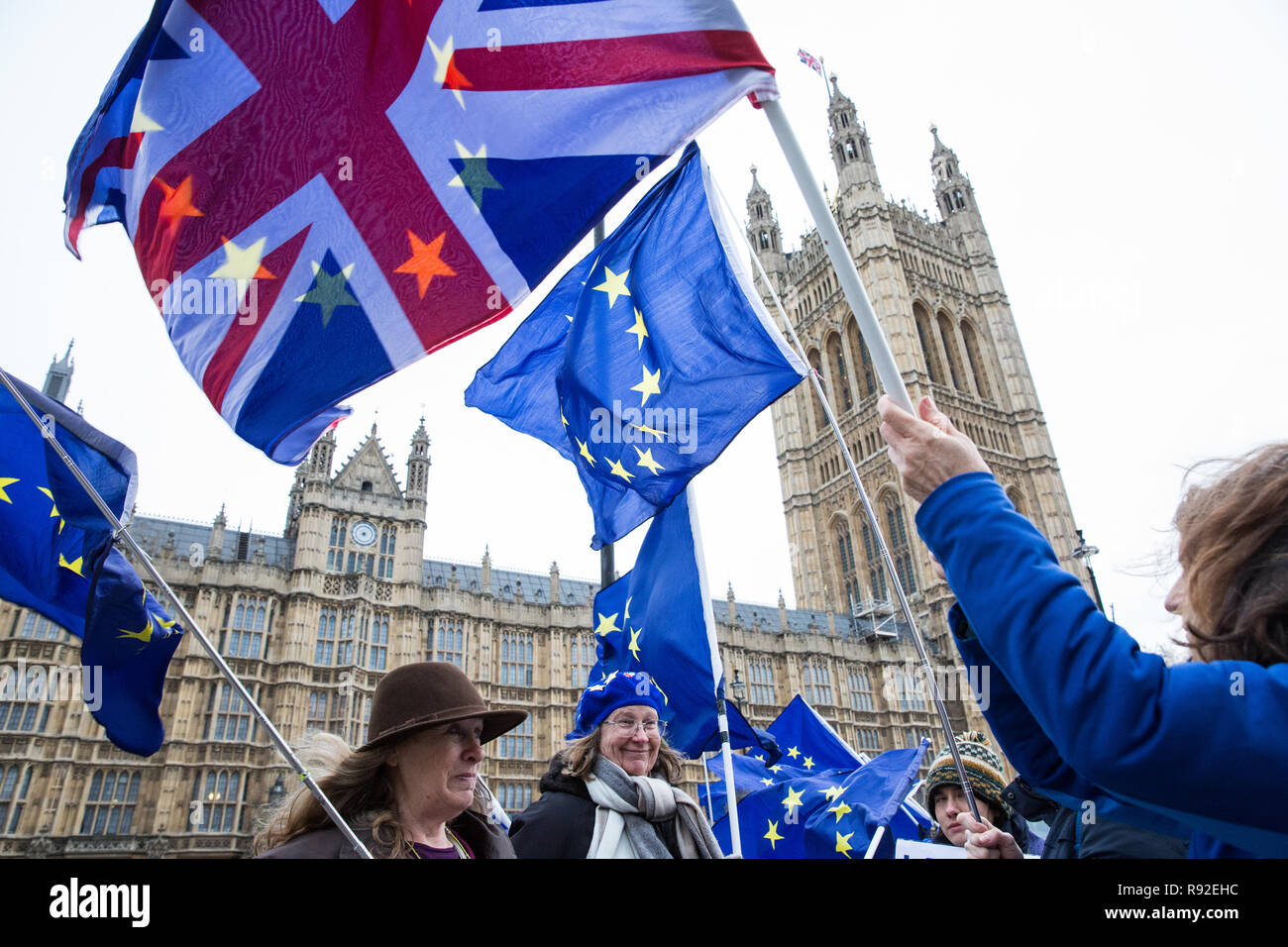 London, Großbritannien. 18. Dezember, 2018. Pro-EU-Aktivisten von sodem (Stand der Missachtung der Europäischen Bewegung) Protest gegenüber dem Parlament als Cabinet diskutieren "No Deal" Vorbereitungen. Credit: Mark Kerrison/Alamy leben Nachrichten Stockfoto