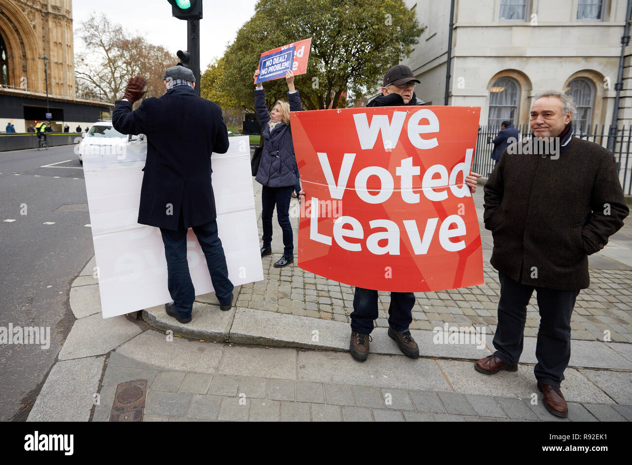 London, Großbritannien. - Dezember 2018 18: Verlassen Sie die Aktivisten gegenüber Parlament mit 100 Tage bis Großbritannien verlässt die EU Kredite: Kevin J. Frost-/Alamy leben Nachrichten Stockfoto