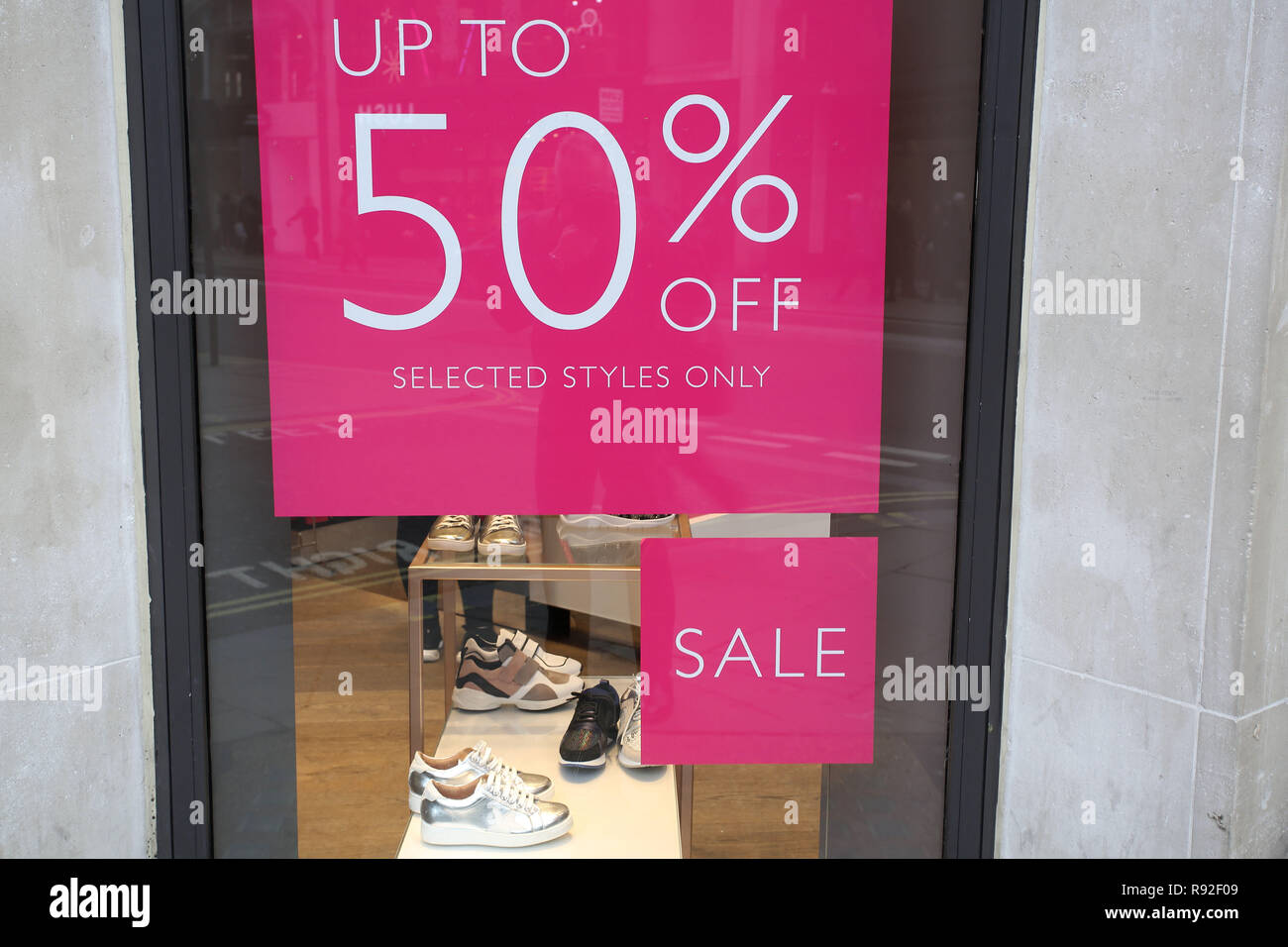 London, Großbritannien. 18. Dezember, 2018. Die Krise auf Großbritanniens Straßen ist die Intensivierung dieses Weihnachten, mit den Ladenbesitzern bereiten sich für den leisesten festliche Zeit seit der Kreditkrise, nach Prognosen. Viele Geschäfte rund um das Land haben ihre Preise zerschneiden und Ihre Verkäufe Anfang wie diese in Londons Oxford Street ab. Credit: Nigel Bowles/Alamy leben Nachrichten Stockfoto