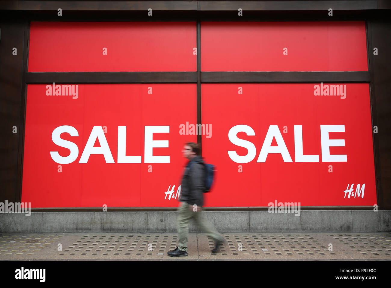 London, Großbritannien. 18. Dezember, 2018. Die Krise auf Großbritanniens Straßen ist die Intensivierung dieses Weihnachten, mit den Ladenbesitzern bereiten sich für den leisesten festliche Zeit seit der Kreditkrise, nach Prognosen. Viele Geschäfte rund um das Land haben ihre Preise zerschneiden und Ihre Verkäufe Anfang wie diese in Londons Oxford Street ab. Credit: Nigel Bowles/Alamy leben Nachrichten Stockfoto