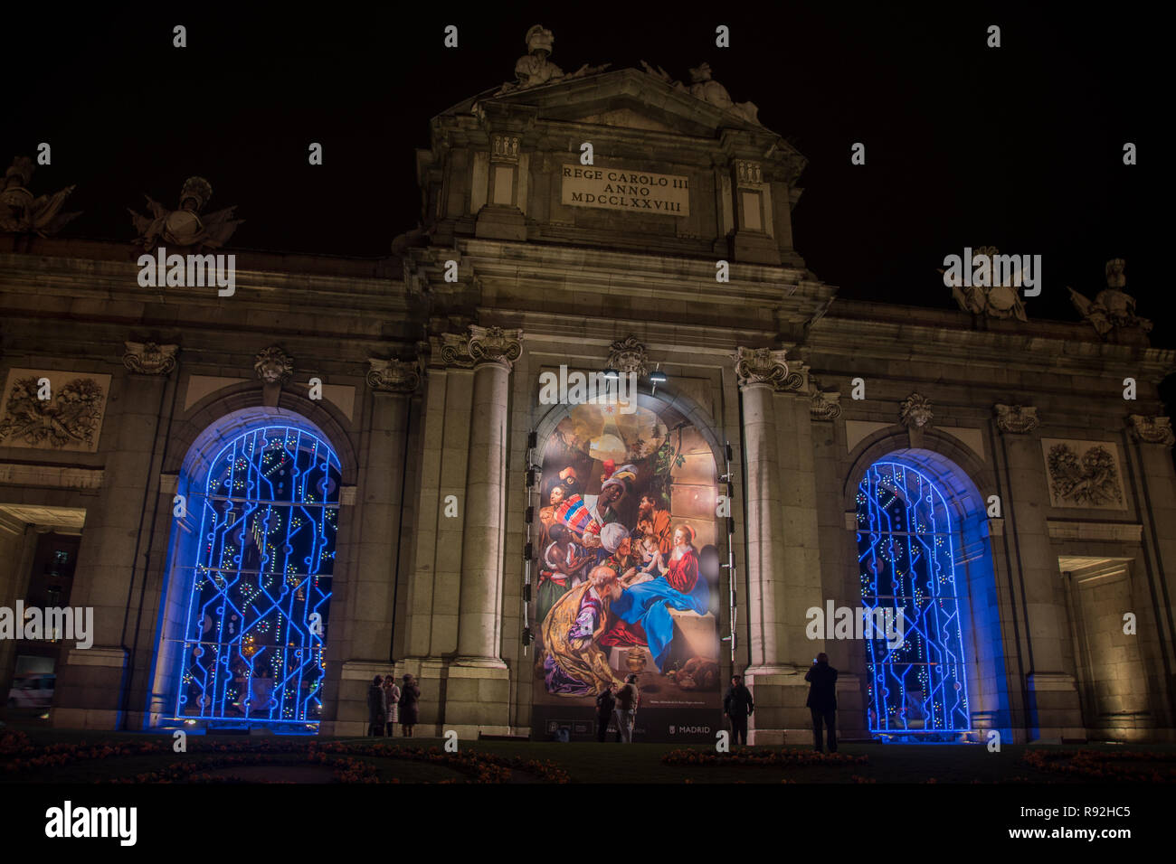 Madrid, Spanien. 18. Dezember, 2018. Großen Gemälde von ¨ Belen ¨ in den wichtigsten avenue von Madrid, Spanien Alcala. Die Vorderseite der ¨ Puerta de Alcalá" Credit: Alberto Sibaja Ramírez/Alamy leben Nachrichten Stockfoto