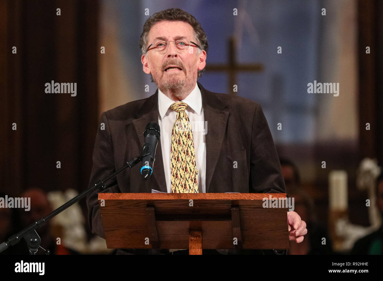 Christus Kirche Spitalfields, London, 18. Dezember 2018. Schauspieler Robert Powell. Mildmay's Krankenhaus beliebte Weihnachtslied Konzert und der Service ist wieder einmal an der Christ Church, Spitalfields gehalten, ist der Service unter der Leitung von Sender und anglikanischen Priester Canon Roger Doyle. 2018 markiert das 30. Jahr von mildmay an der Spitze der HIV spezialisierte medizinische Versorgung, Rehabilitation und Dienstleistungen arbeiten. Credit: Imageplotter Nachrichten und Sport/Alamy leben Nachrichten Stockfoto