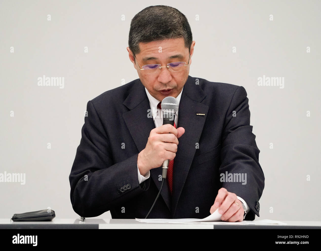 Yokohama, Japan. 17 Dez, 2018. Nissan Motor Co. Präsident Hiroto Saikawa spricht während einer Pressekonferenz am Hauptsitz des Unternehmens, in dem er bekanntgab, daß das carmaker wird einen besonderen Ausschuss corporate governance am Montag zu verbessern, 17. Dezember 2018. Nissans Entscheidung ein Nachfolger für Ghosn zu ernennen hat sich verzögert. Quelle: LBA/Alamy leben Nachrichten Stockfoto