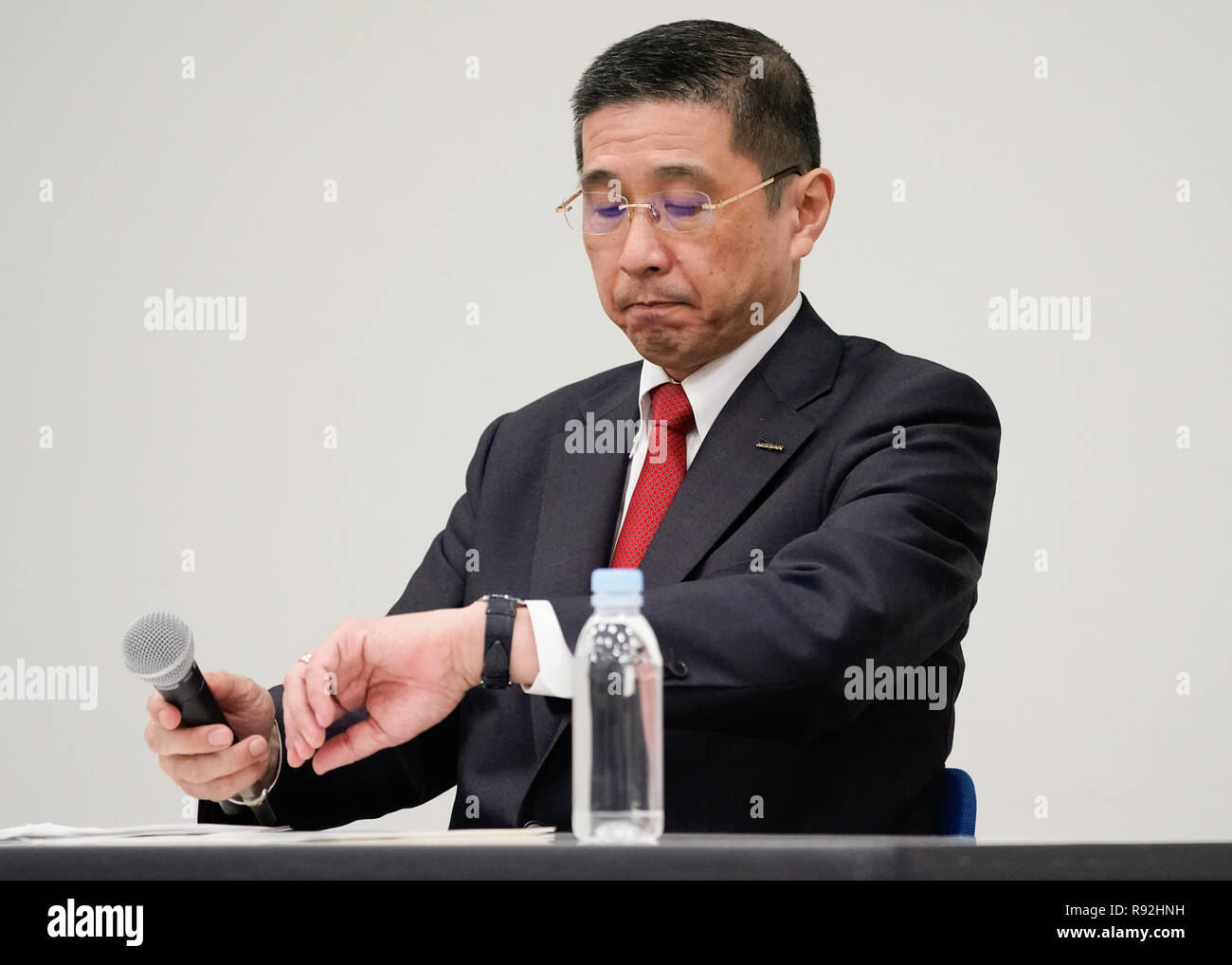 Yokohama, Japan. 17 Dez, 2018. Nissan Motor Co. Präsident Hiroto Saikawa spricht während einer Pressekonferenz am Hauptsitz des Unternehmens, in dem er bekanntgab, daß das carmaker wird einen besonderen Ausschuss corporate governance am Montag zu verbessern, 17. Dezember 2018. Nissans Entscheidung ein Nachfolger für Ghosn zu ernennen hat sich verzögert. Quelle: LBA/Alamy leben Nachrichten Stockfoto