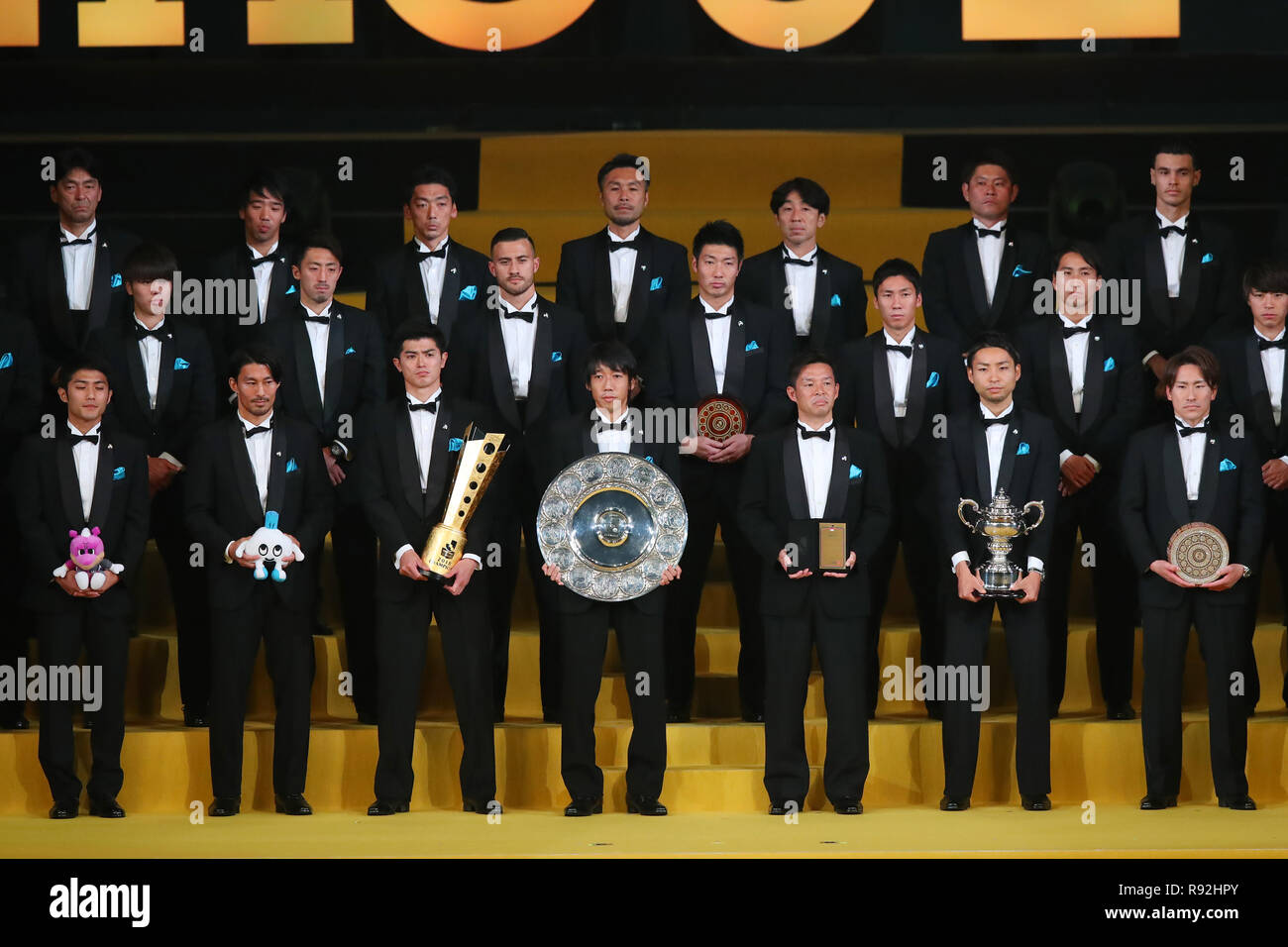 Yokohama Arena, Kanagawa, Japan. 18 Dez, 2018. (L und R) Ryota Oshima, Akihiro Ienaga, Shogo Taniguchi, Kengo Nakamura, Toru Oniki, Yu Kobayashi, Kyohei Noborizato (Frontale), 18. Dezember 2018 - Fußball: 2018 J.League Awards' J1 Champion Club' in der Yokohama Arena, Kanagawa, Japan. Credit: YUTAKA/LBA SPORT/Alamy leben Nachrichten Stockfoto