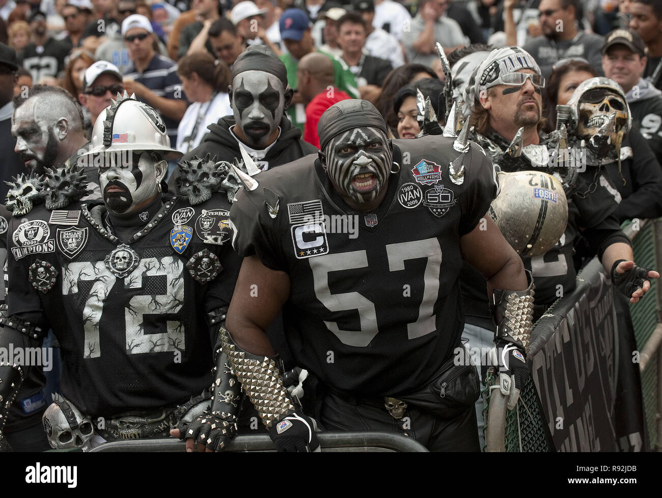 Oakland, Kalifornien, USA. Okt, 2009 18. Raider Fans sind am Sonntag, den 18. Oktober 2009 glücklich, an Oakland-Alameda County Coliseum in Oakland, Kalifornien. Die Räuber besiegt die Adler 13-9. Credit: Al Golub/ZUMA Draht/Alamy leben Nachrichten Stockfoto