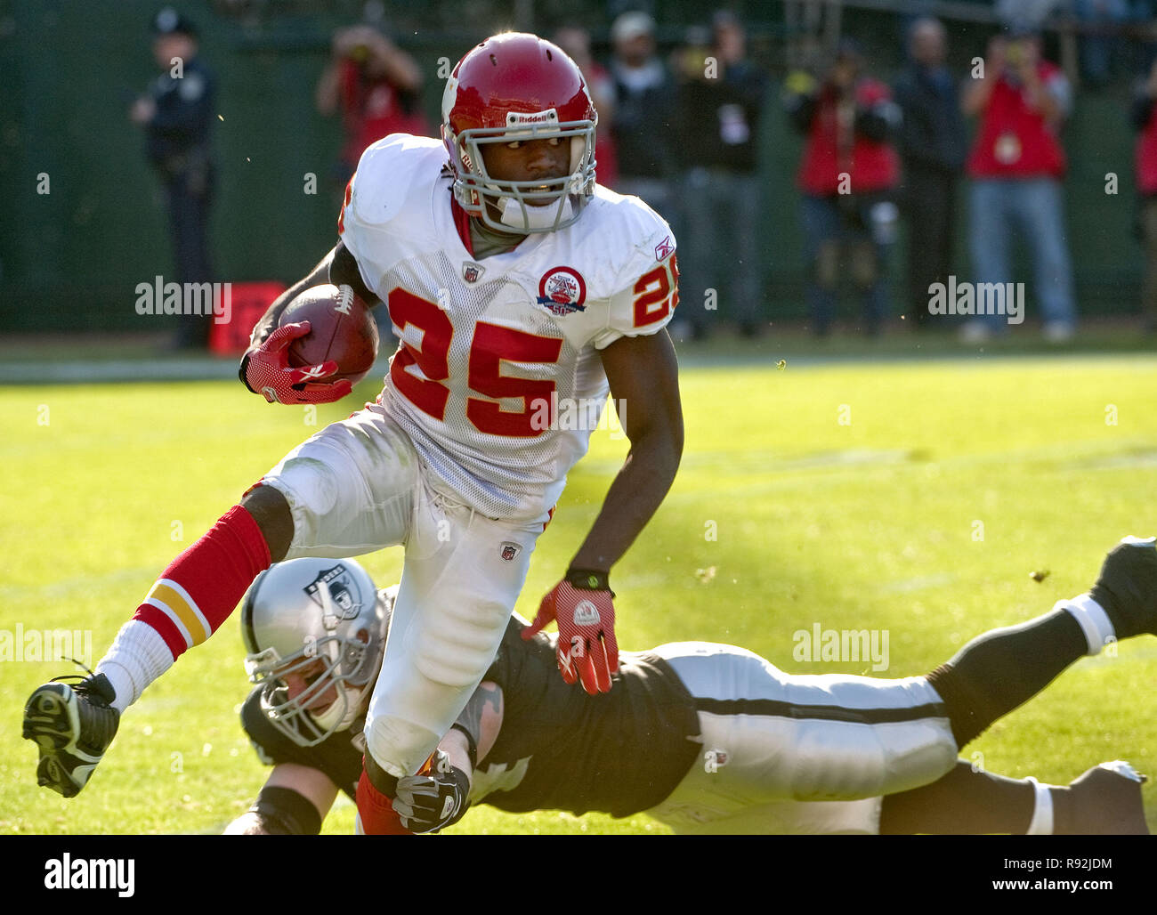 Oakland, Kalifornien, USA. 15. Nov 2009. Kansas City Chiefs zurück laufen Jamaal Charles #25 aus dem Verständnis der Oakland Raiders FB Lukas Lawton #44 am Sonntag, den 15. November 2009, um Oakland-Alameda County Coliseum in Oakland, Kalifornien. Die Leiter besiegt die Räuber 16-10. Credit: Al Golub/ZUMA Draht/Alamy leben Nachrichten Stockfoto