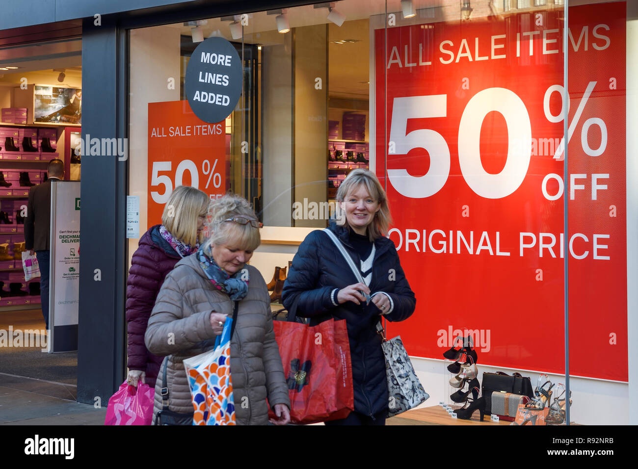 Chester, UK. Dezember 2018 19. Käufer vorbei an city center shop Fenster angezeigt wird und weniger als eine Woche bis Weihnachten viele Einzelhändler schwer lieferbar sind Diskontierung. Credit: Andrew Paterson/Alamy leben Nachrichten Stockfoto