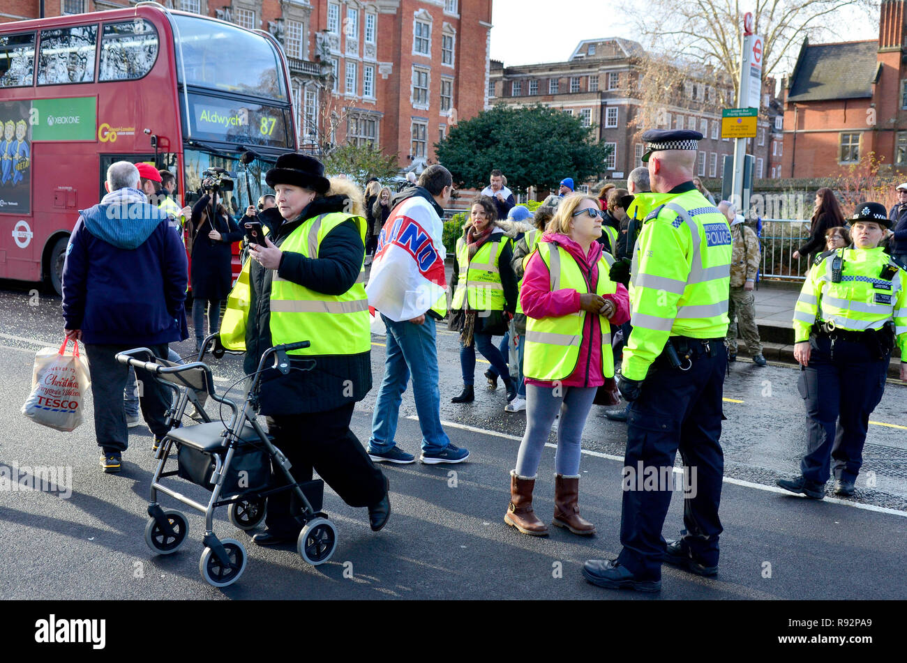 London, 19. Dezember 2018. Pro Brexit Unterstützer (der letzte Woche blockiert die Westminster Bridge) den Verkehr außerhalb des Parlaments für ein paar Minuten, bevor Sie das Pflaster von der Polizei angehalten. Credit: PjrFoto/Alamy leben Nachrichten Stockfoto