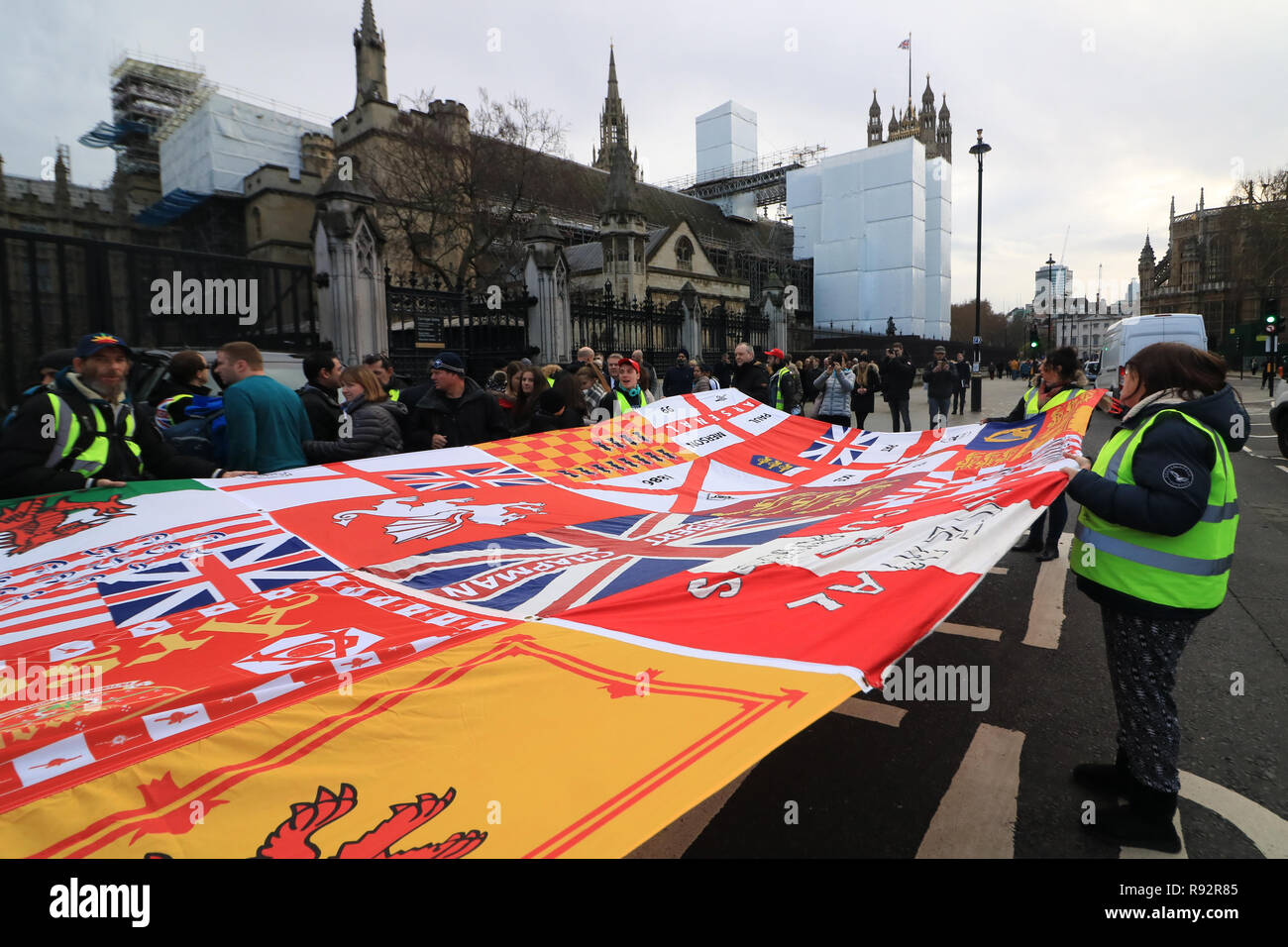 London, Großbritannien. 19 Dez, 2018. Ganz rechts Pro Brexit Demonstranten tragen Hallo-viz gelbe Weste tabards Wurfgeschoss Fahnen und Bannern außerhalb des Parlaments mit 100 Tage, bis Großbritannien der Europäischen Union am 29. März 2019 Credit Blätter: Amer ghazzal/Alamy leben Nachrichten Stockfoto