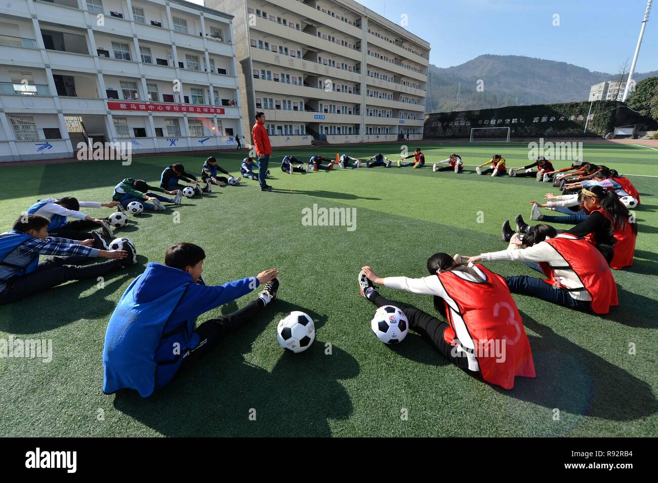 Xiema, China. 19 Dez, 2018. Studenten Aufprotzen auf ein Fußball-Klasse bei Xiema Town Central Schule in Baokang Xiema Gemeinde Grafschaft, der Central China Provinz Hubei, Dez. 18, 2018. Xiema Town Central School, einer ländlichen Schule mit Internat in abgelegenen bergigen Gegend der Provinz Hubei befindet, ist die erste Fußball-Pilot School in Baokang. Die Schule gebaut ein Fußballplatz in 2015, und fügte hinzu, Fußball in seinen Lehrplan, den Studierenden einen Zugang zu mehr Chancen auf Fußball spielen, sowie dabei zu helfen, junge Fußballer ihre Träume jagen. (Xinhua / Yang Tao) Quelle: Xinhua/Alamy leben Nachrichten Stockfoto