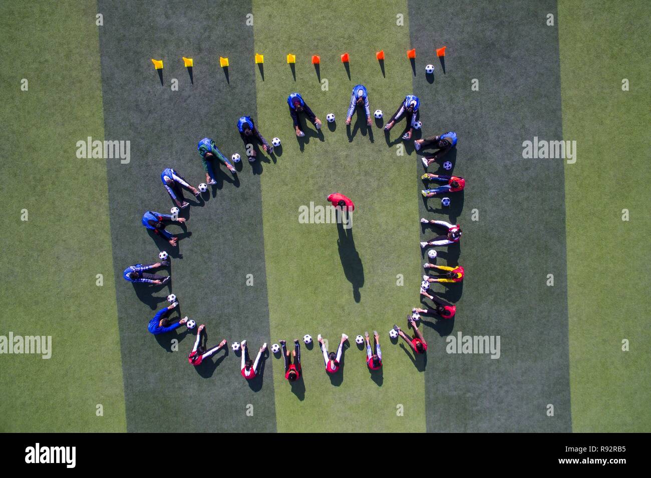 Xiema, China. 19 Dez, 2018. Studenten Aufprotzen auf ein Fußball-Klasse bei Xiema Town Central Schule in Baokang Xiema Gemeinde Grafschaft, der Central China Provinz Hubei, Dez. 18, 2018. Xiema Town Central School, einer ländlichen Schule mit Internat in abgelegenen bergigen Gegend der Provinz Hubei befindet, ist die erste Fußball-Pilot School in Baokang. Die Schule gebaut ein Fußballplatz in 2015, und fügte hinzu, Fußball in seinen Lehrplan, den Studierenden einen Zugang zu mehr Chancen auf Fußball spielen, sowie dabei zu helfen, junge Fußballer ihre Träume jagen. (Xinhua / Yang Tao) Quelle: Xinhua/Alamy leben Nachrichten Stockfoto