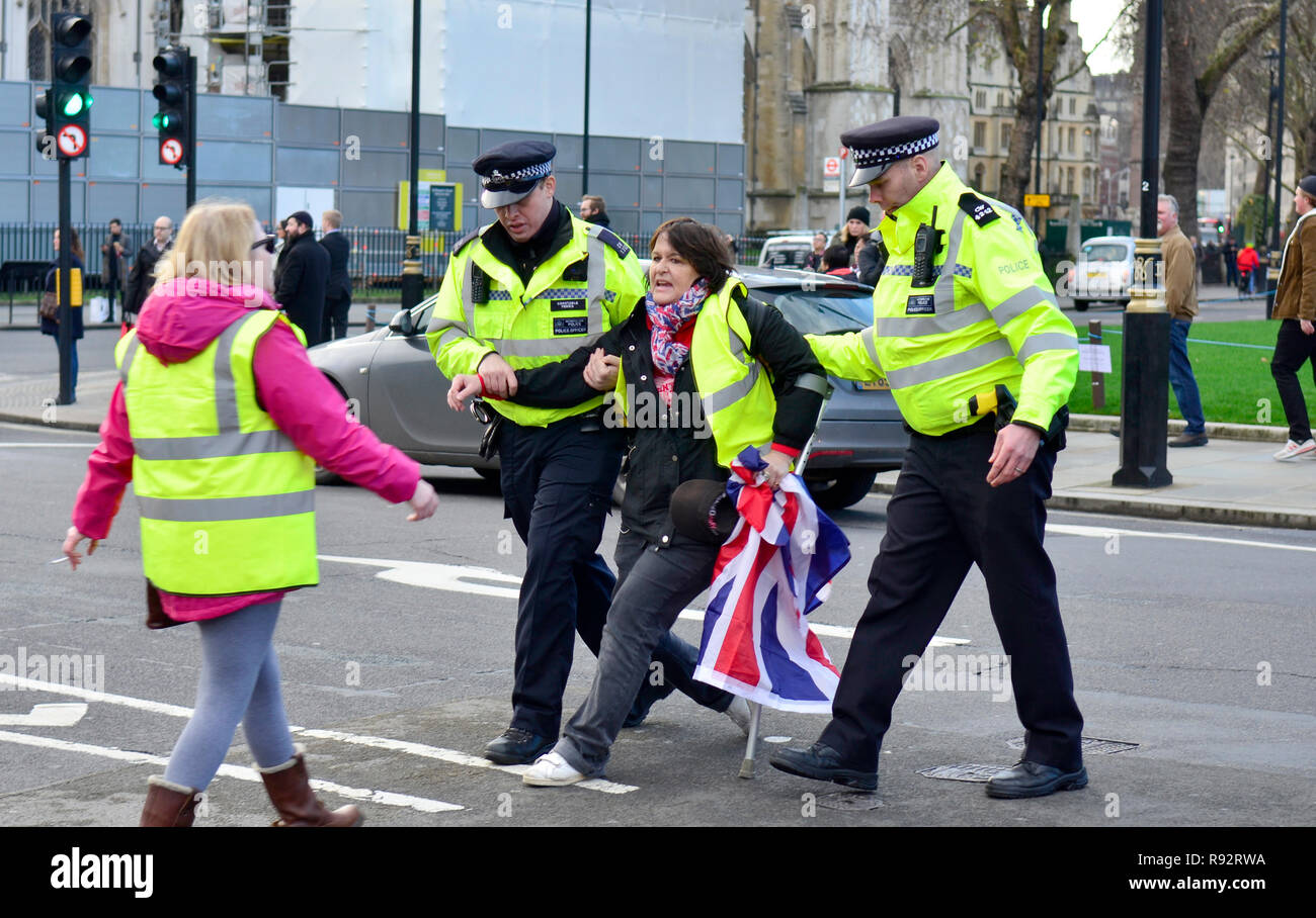 London, 19. Dezember 2018. Pro Brexit Unterstützer (der letzte Woche blockiert die Westminster Bridge) ein Auto, das die Häuser des Parlaments vor dem Verschieben der Straße Quelle: PjrFoto/Alamy Live-Nachrichten zu blockieren, stop Stockfoto
