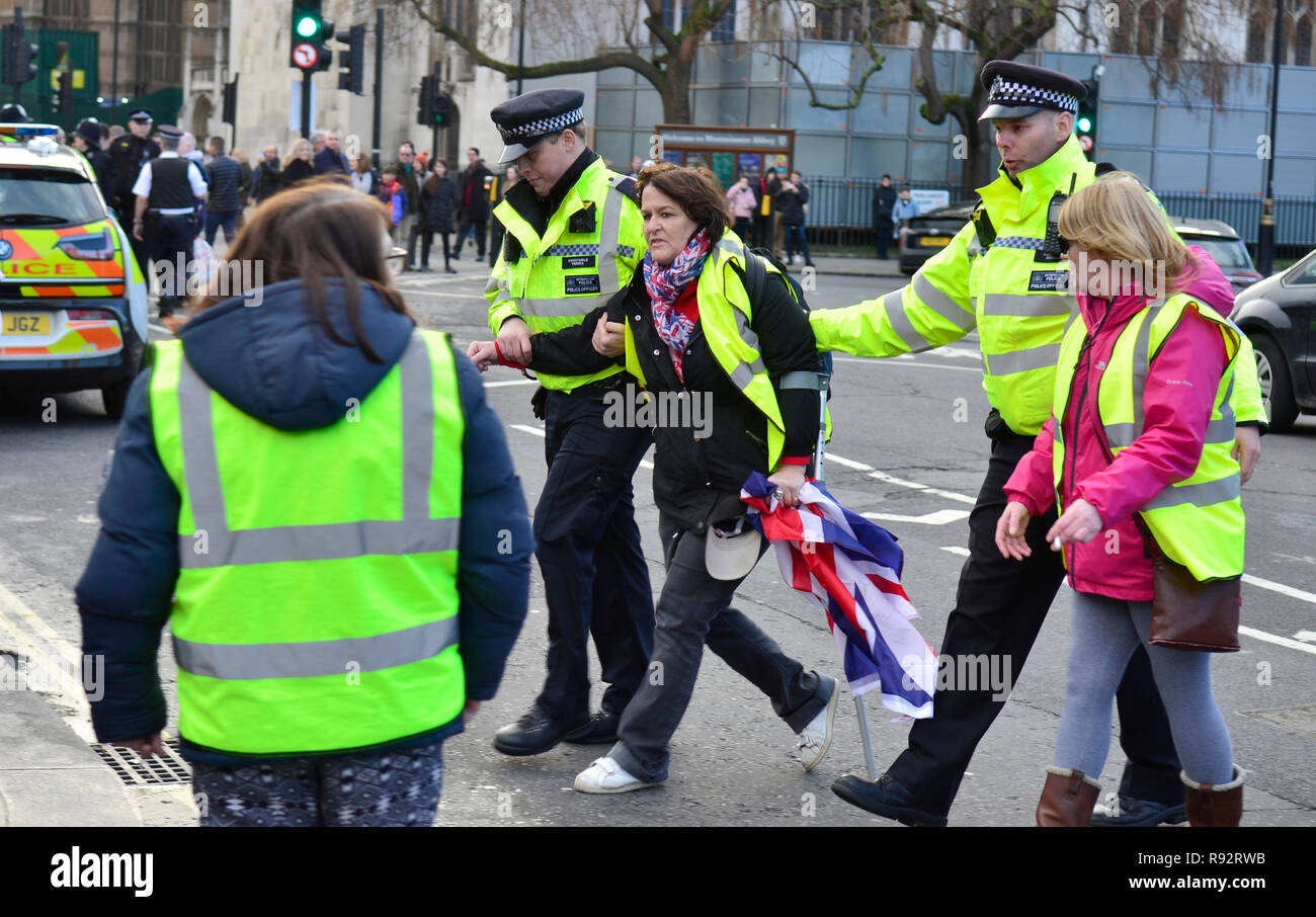 London, 19. Dezember 2018. Pro Brexit Unterstützer (der letzte Woche blockiert die Westminster Bridge) ein Auto, das die Häuser des Parlaments vor dem Verschieben der Straße Quelle: PjrFoto/Alamy Live-Nachrichten zu blockieren, stop Stockfoto