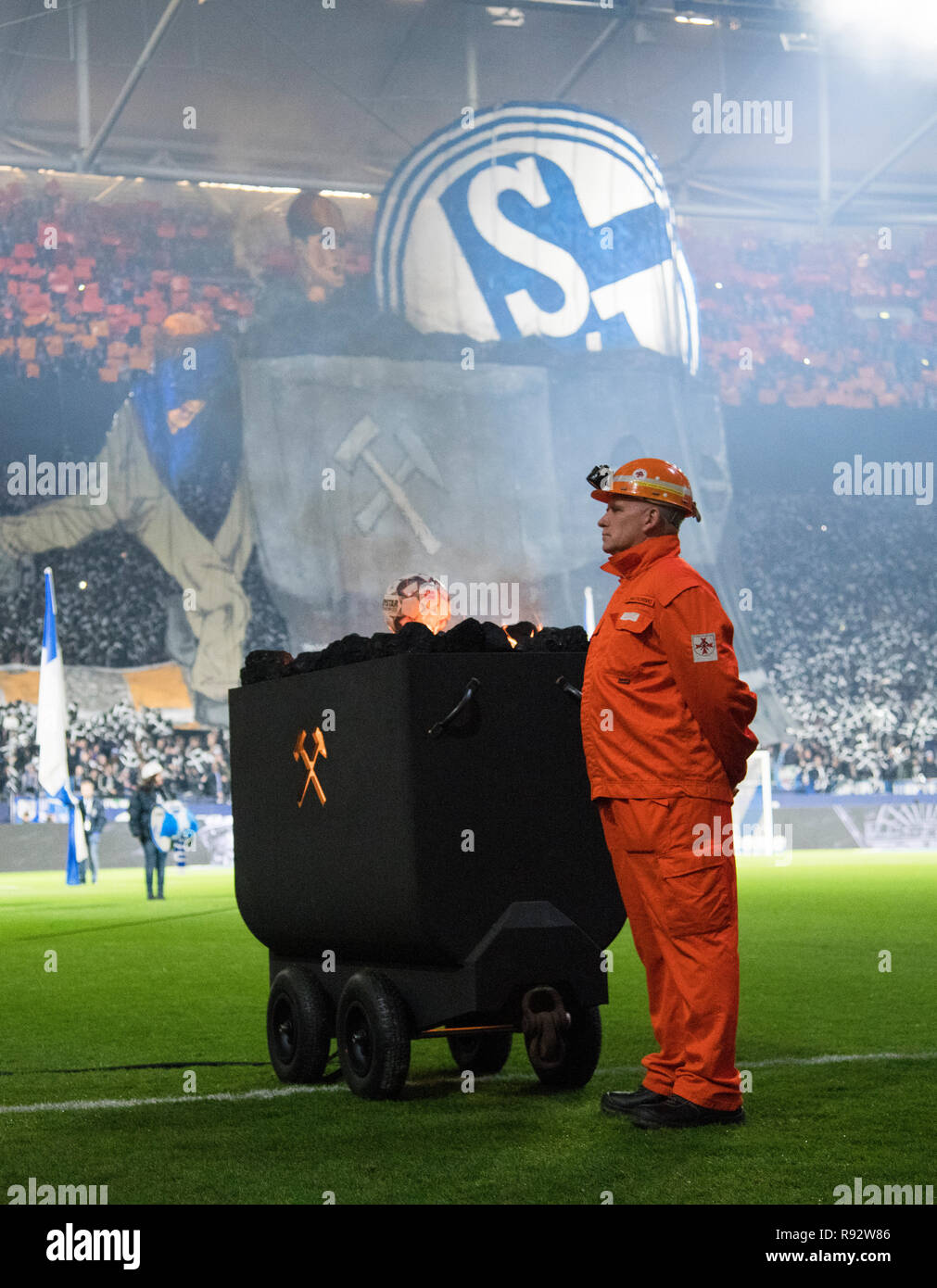 Gelsenkirchen, Deutschland. 06 Jan, 2017. Fussball: Bundesliga, FC Schalke  04 - Bayer Leverkusen, 16. Spieltag in der Veltins Arena. Ein Mitglied der  U-Feuerwehr steht vor einem Lkw mit Kohle. Die letzte Zeche